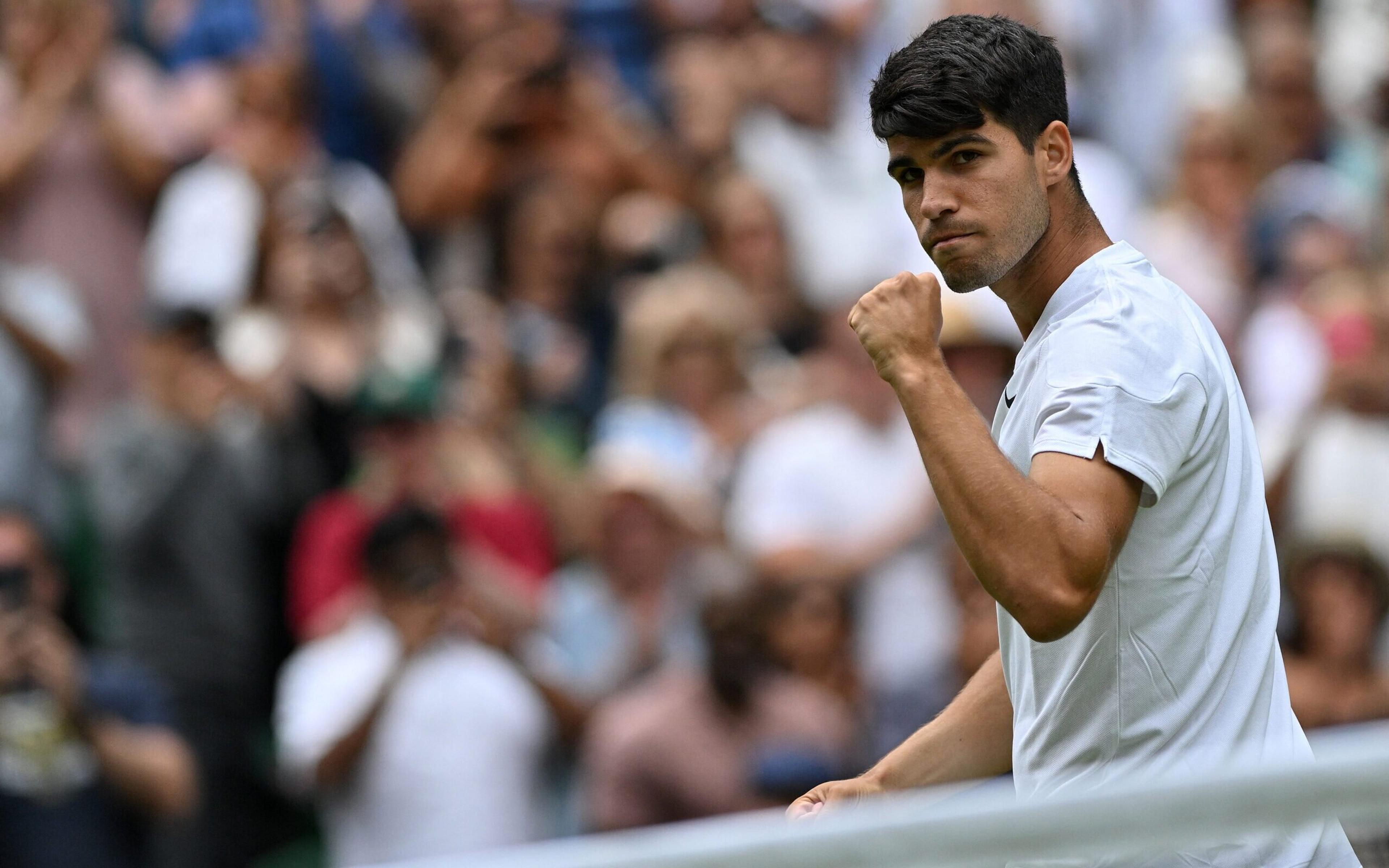 Alcaraz sofre contra 269 do mundo, mas estreia com vitória em Wimbledon