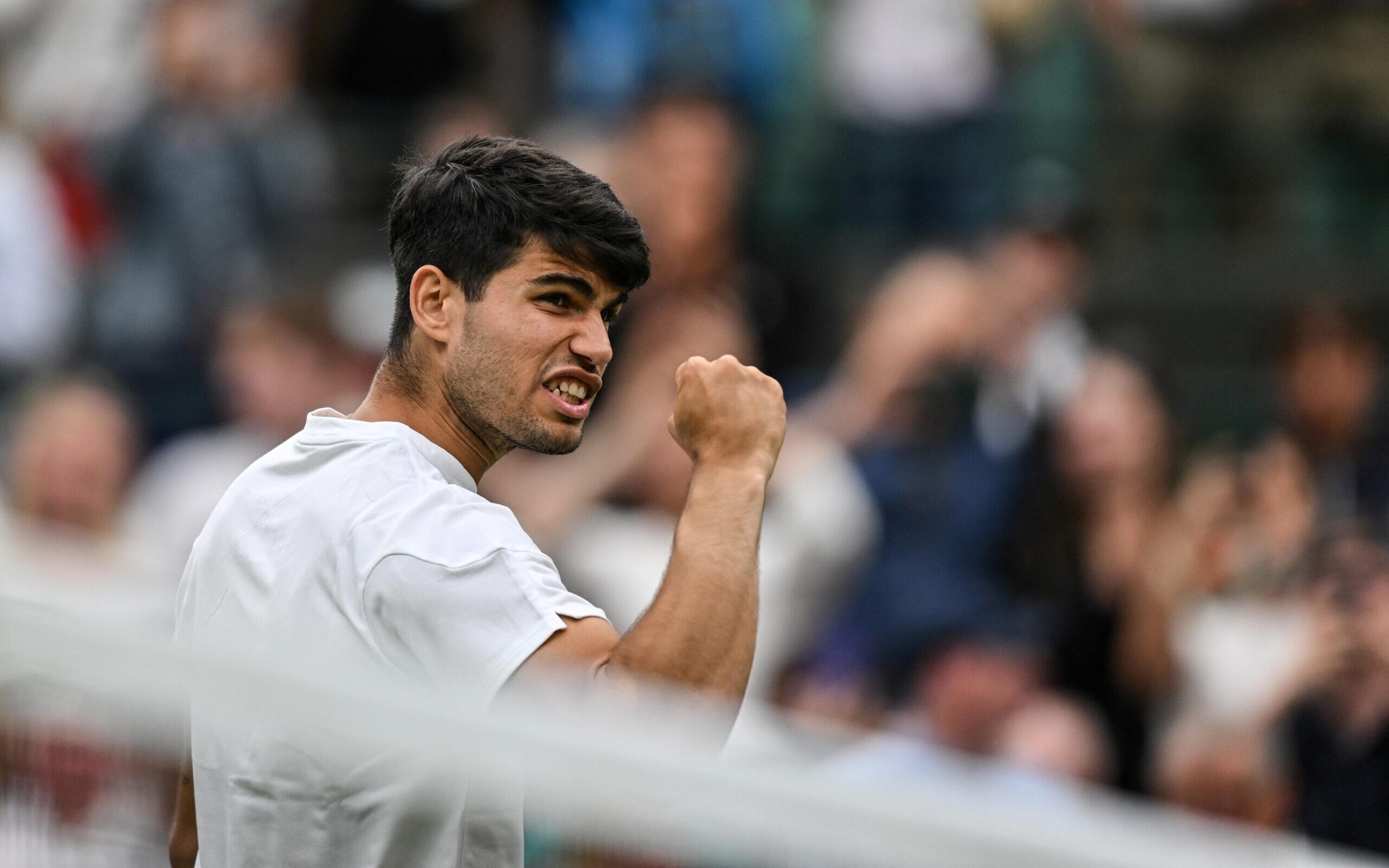 Alcaraz vai à 3ª rodada em Wimbledon e responde desafio de Tiafoe