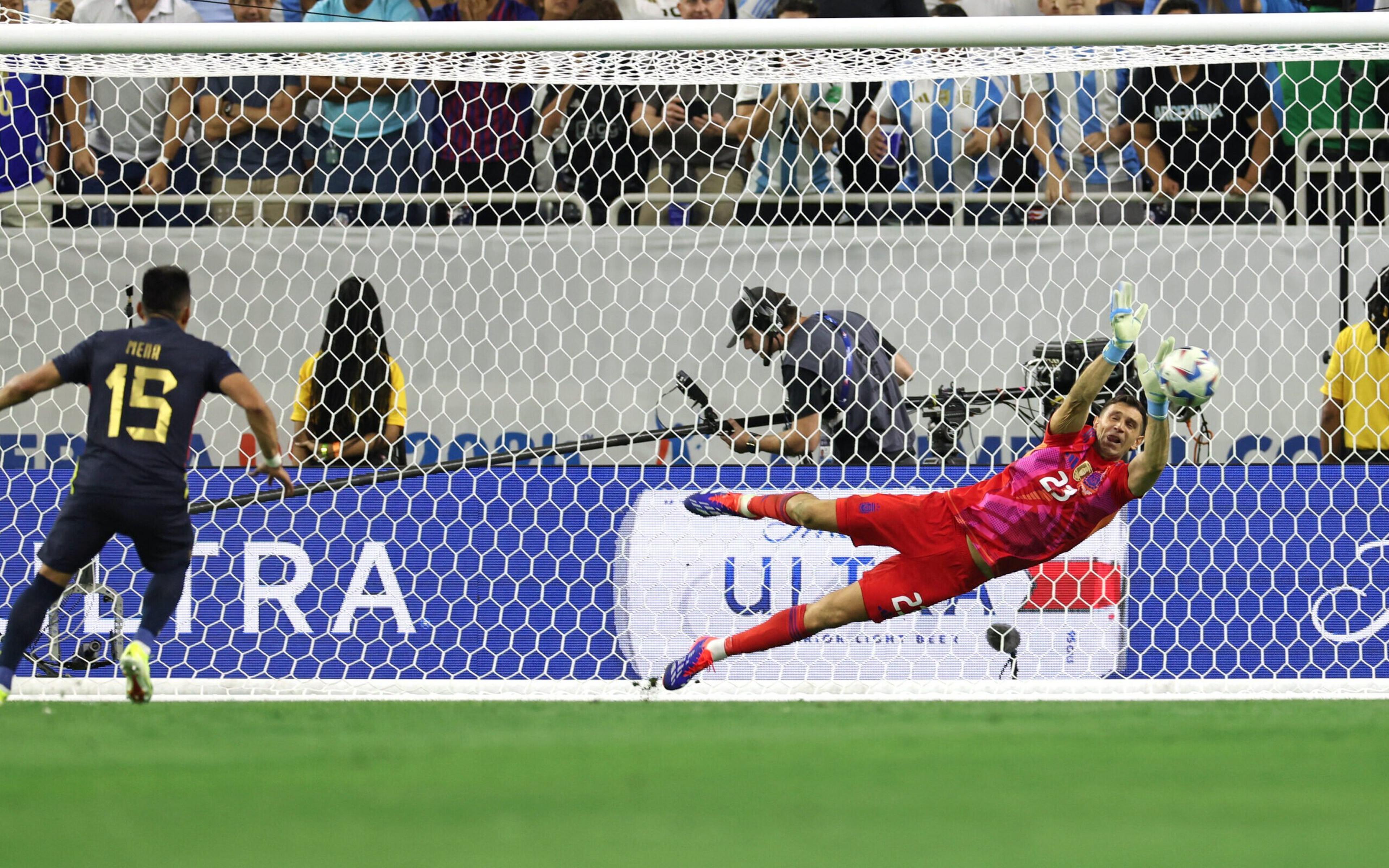 Dibu Martínez faz história, e Argentina avança às semifinais da Copa América