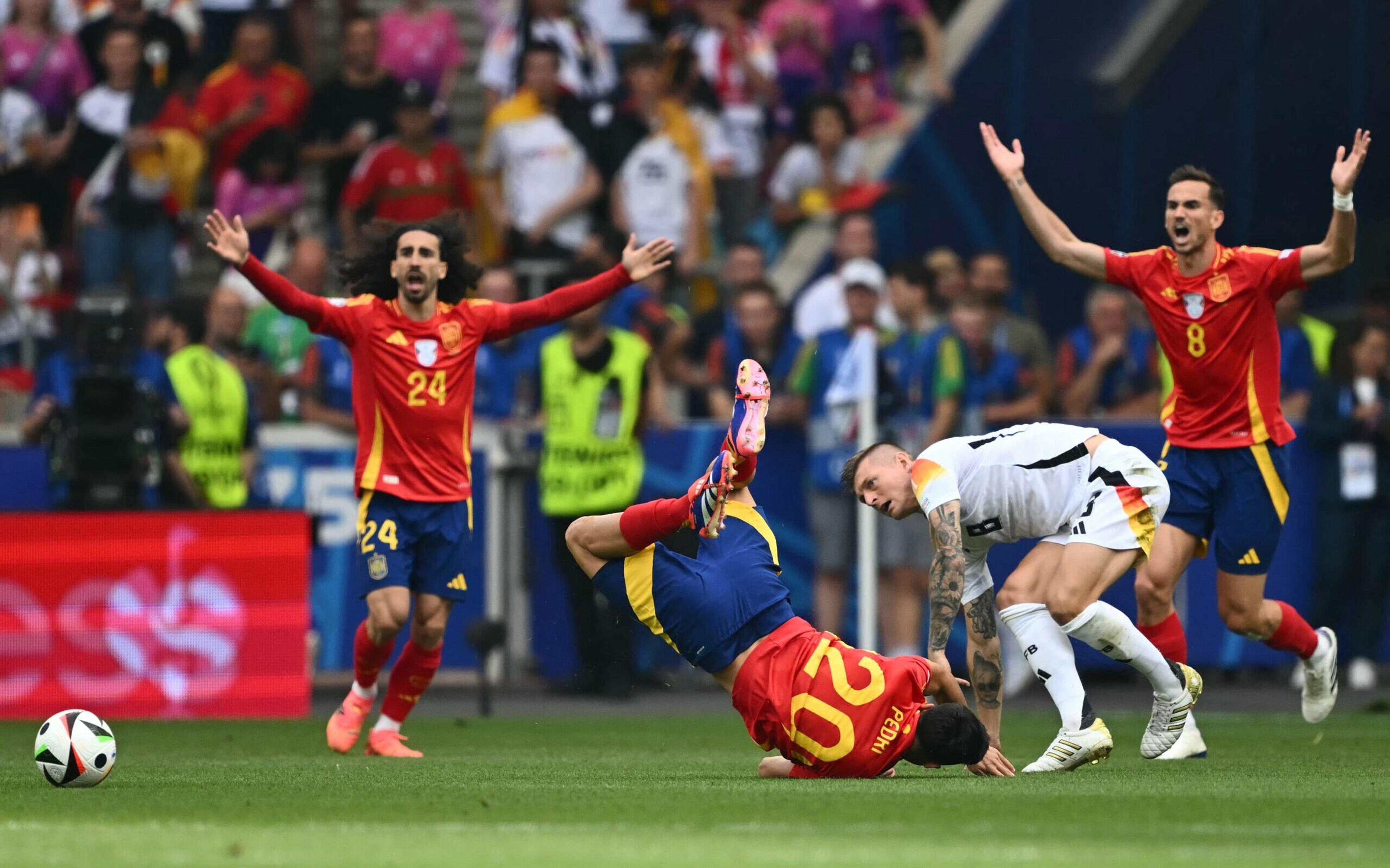 Internautas cobram expulsão de Toni Kroos após entrada dura em astro da Espanha