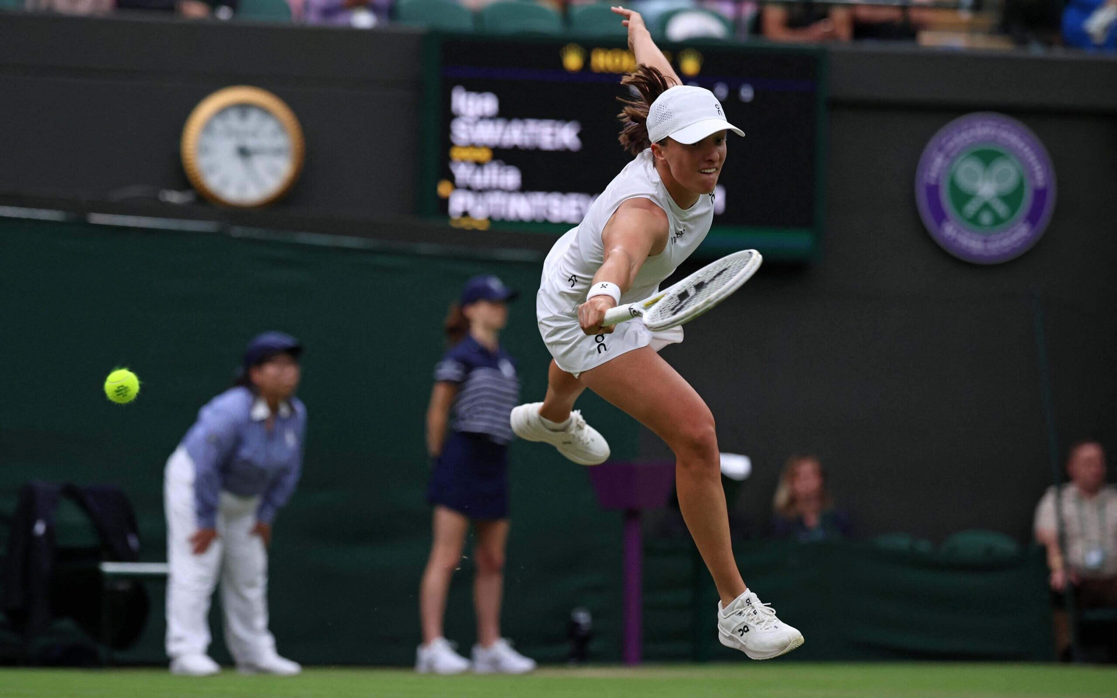 Swiatek leva dura virada de Putintseva e segue carma em Wimbledon