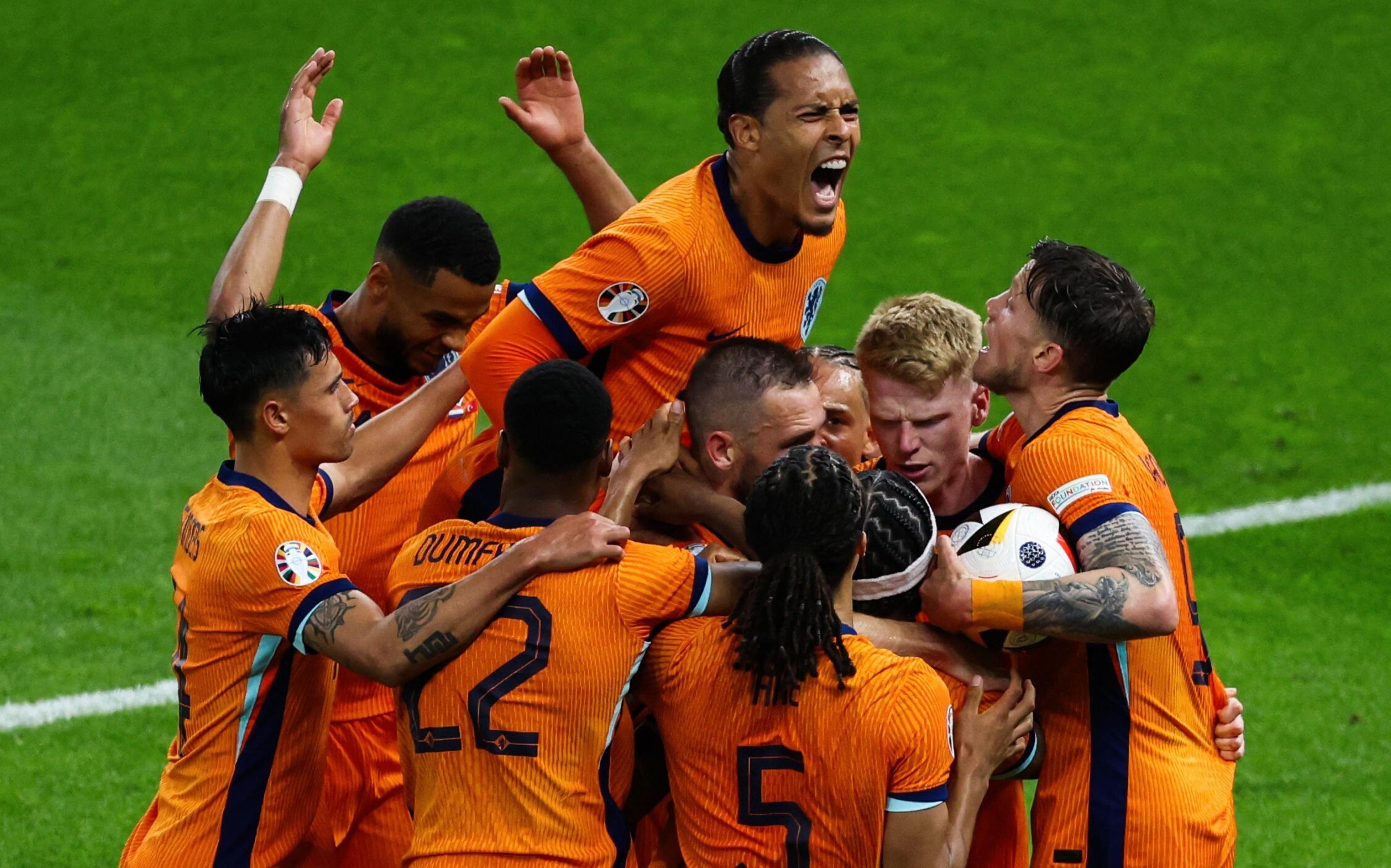 Holanda vence Turquia de virada e enfrenta a Inglaterra na semifinal da Eurocopa