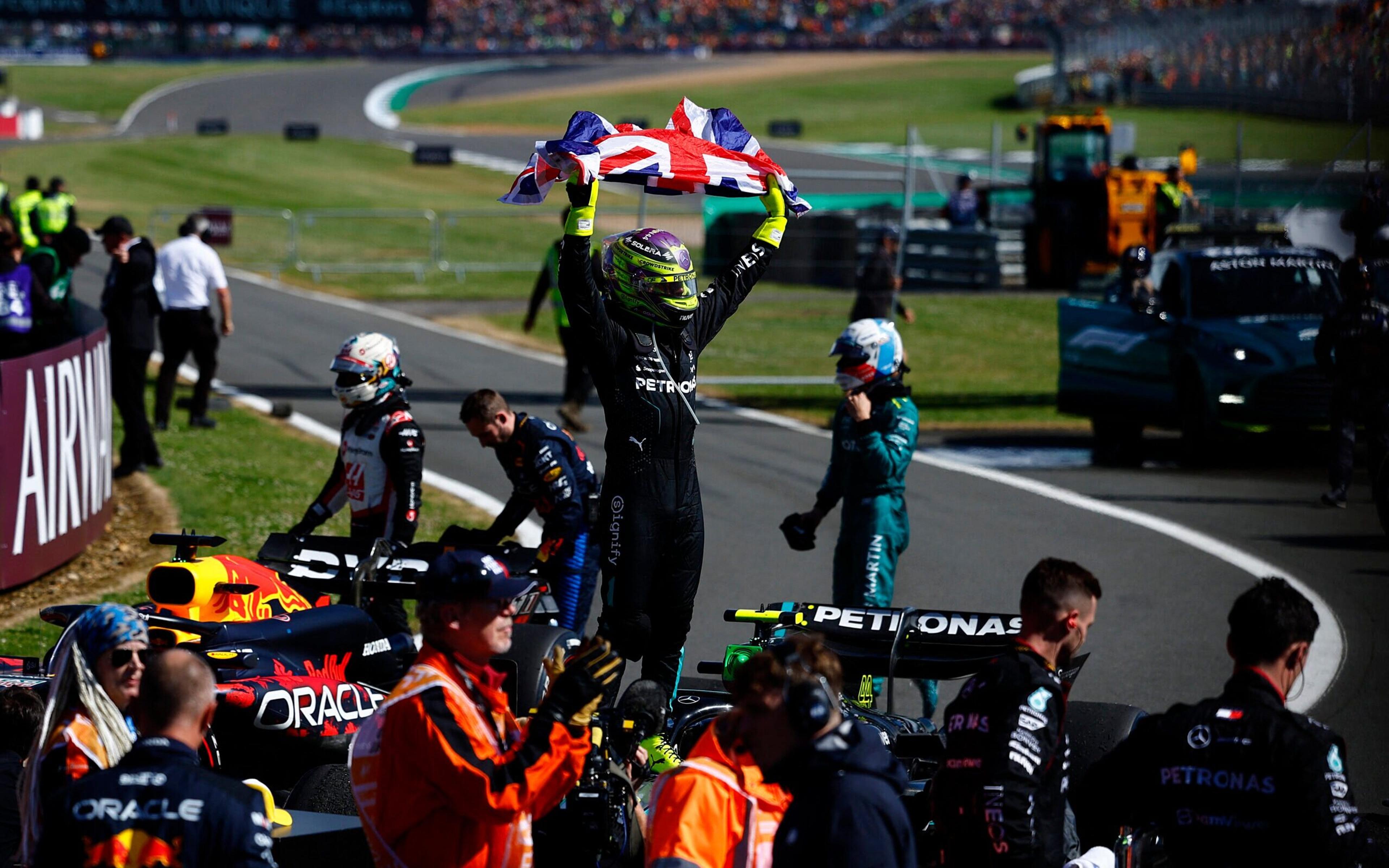 F1: Mercedes se emociona em ‘conto de fadas’ no último GP da Inglaterra com Hamilton