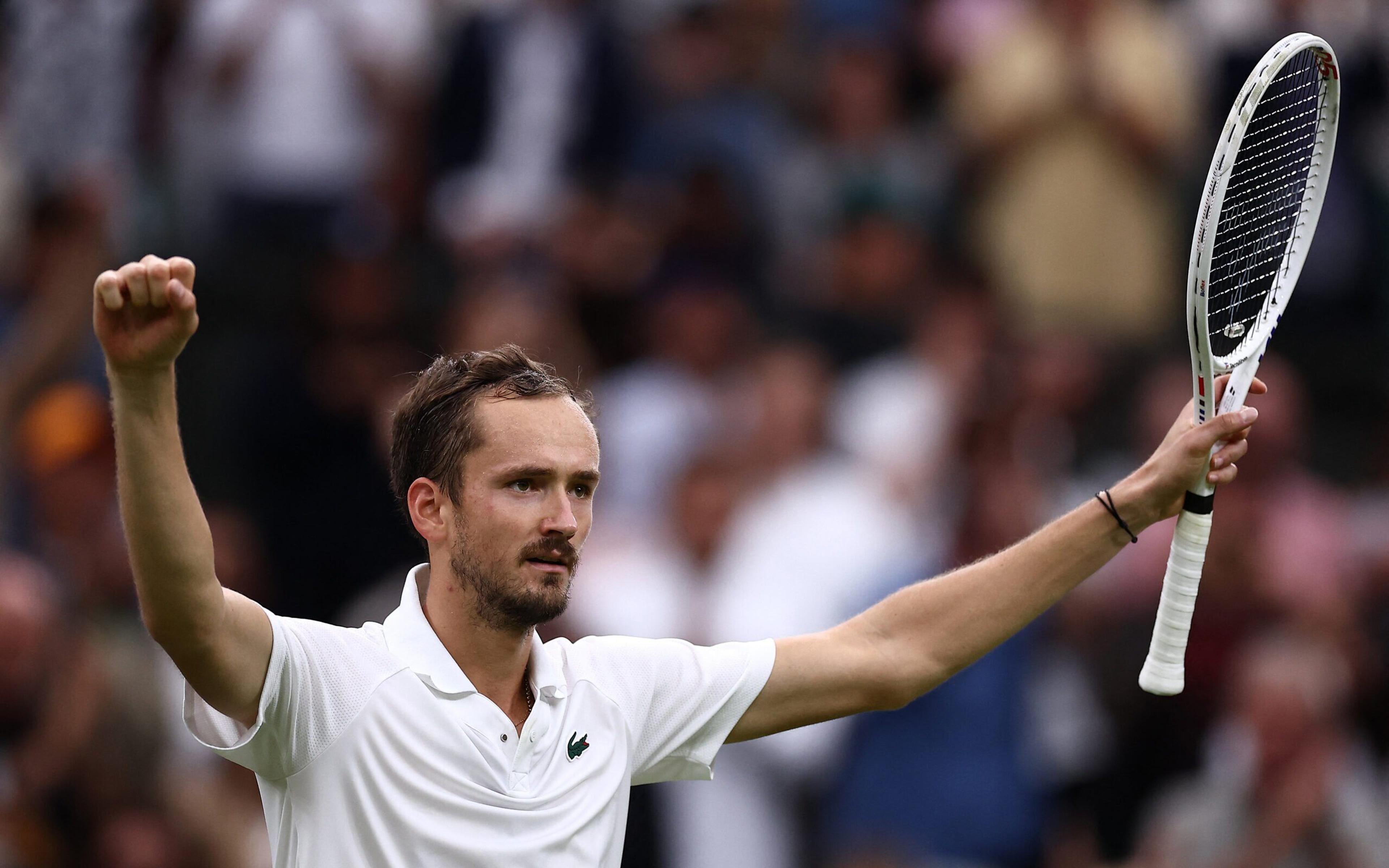 Medvedev consegue revanche e vence batalha de quatro horas contra Sinner em Wimbledon