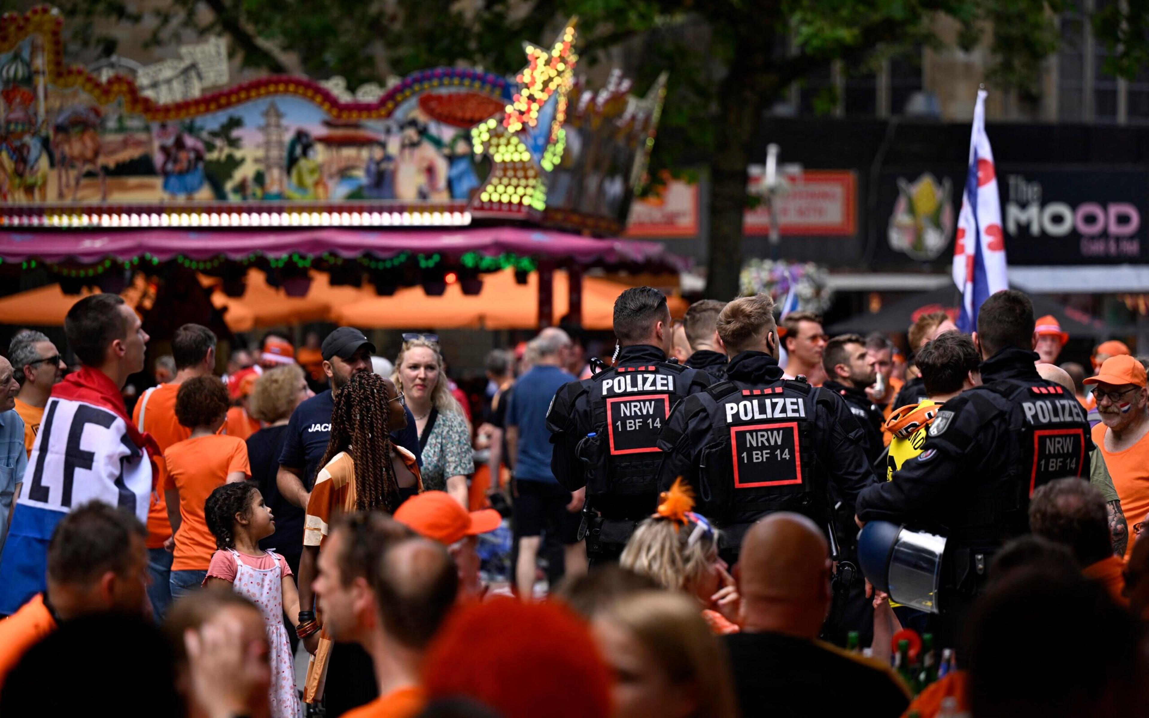 Torcedores da Holanda atacam ingleses em bar antes da semifinal da Eurocopa; veja vídeo