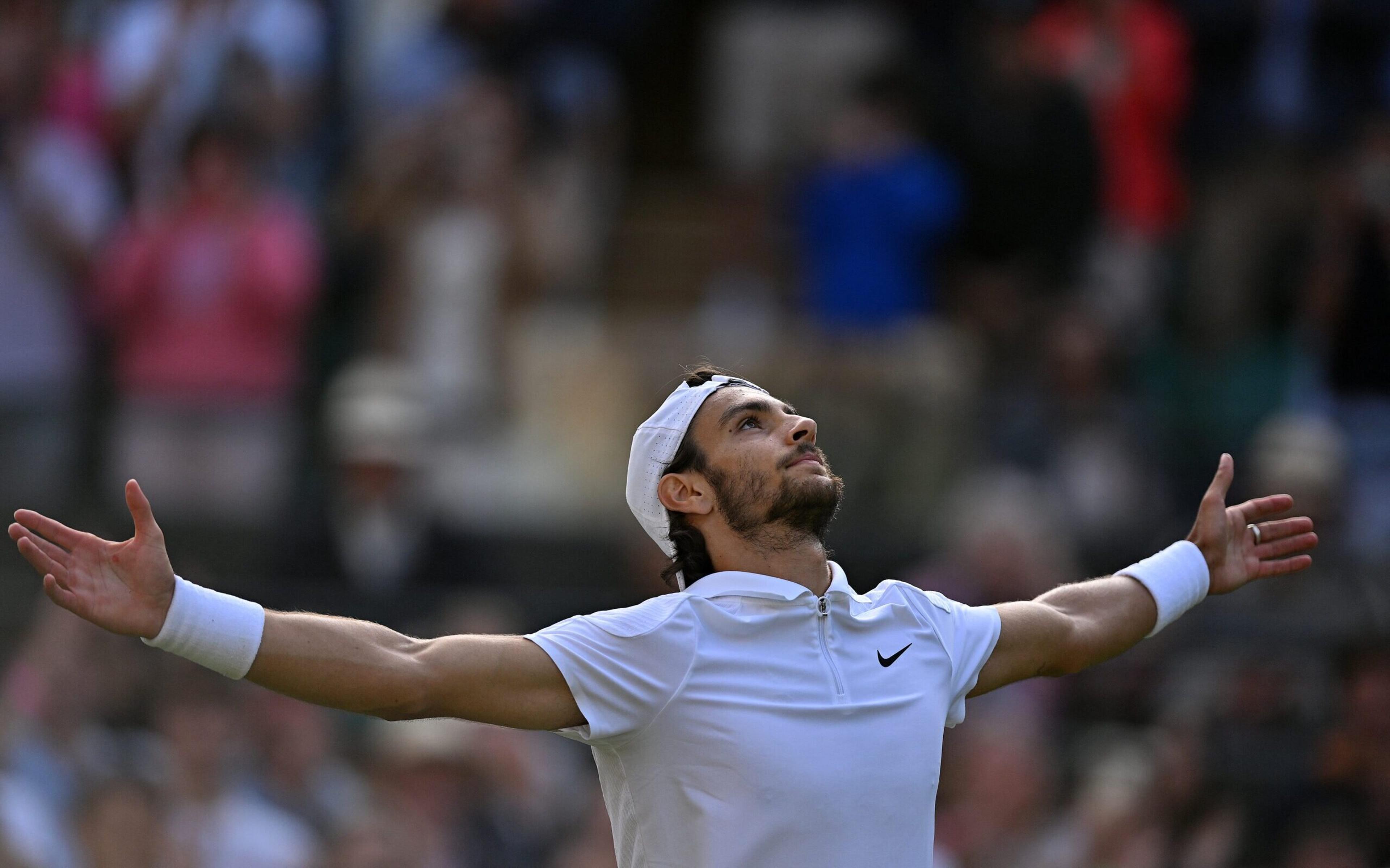 Musetti derruba Fritz em batalha e desafia Djokovic na semi de Wimbledon