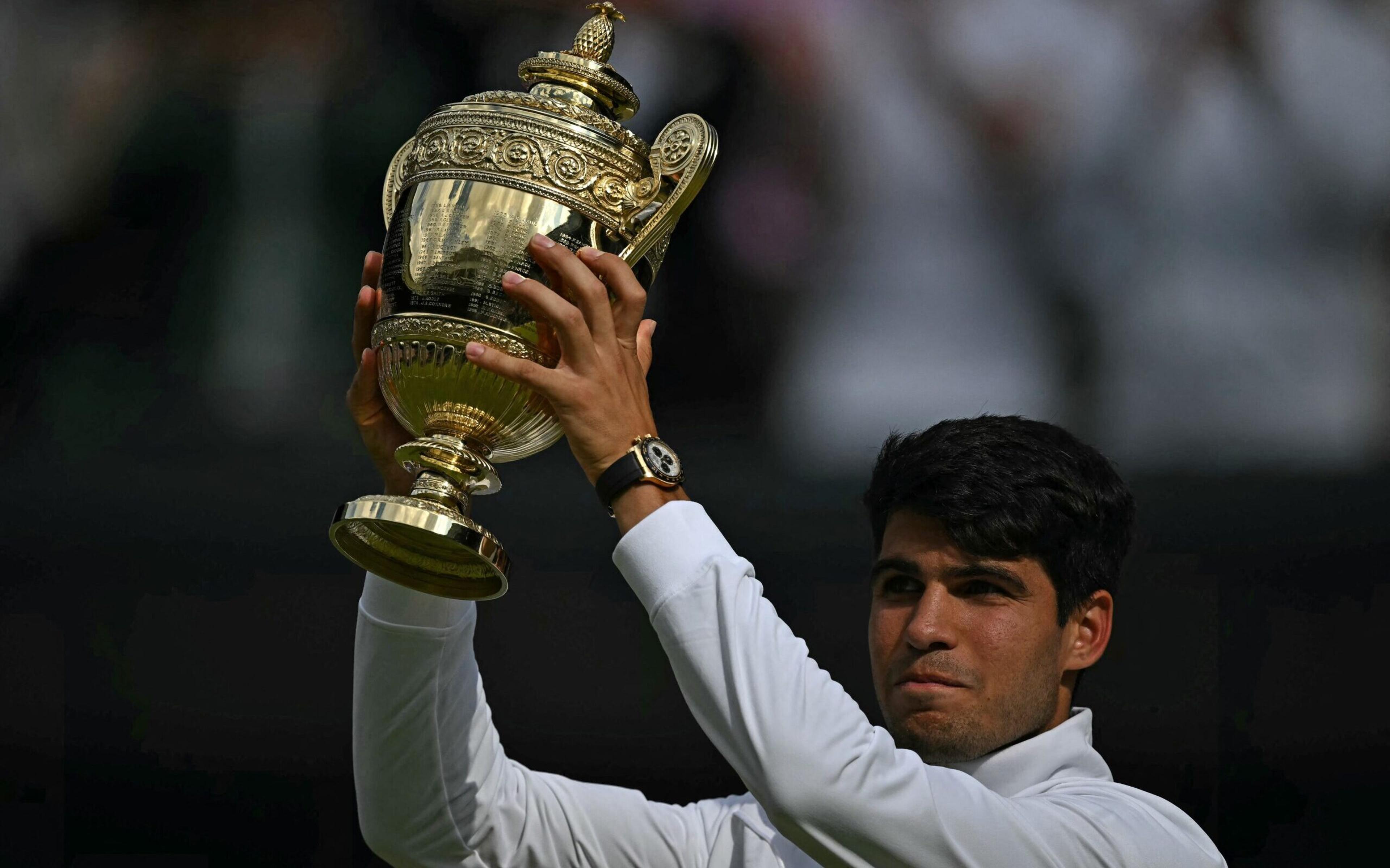 Alcaraz derruba Djokovic com atuação brilhante e é bicampeão em Wimbledon