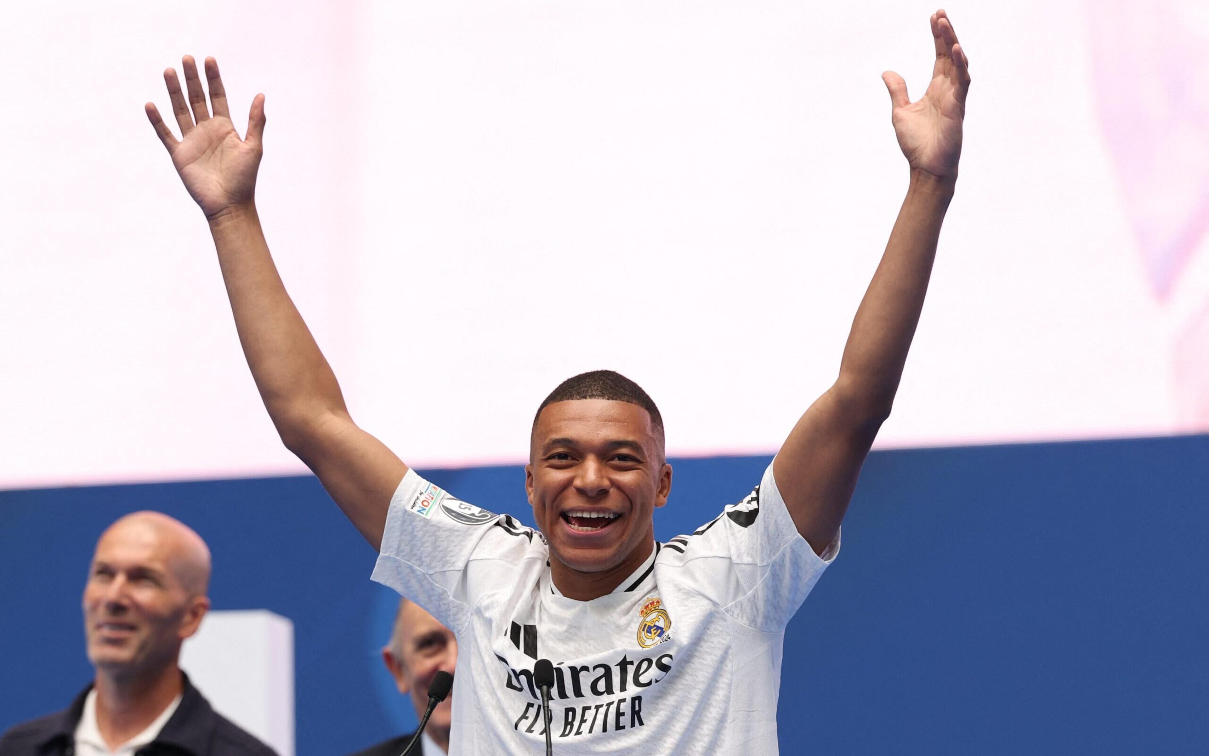 Mbappé imita Cristiano Ronaldo em apresentação no Real Madrid