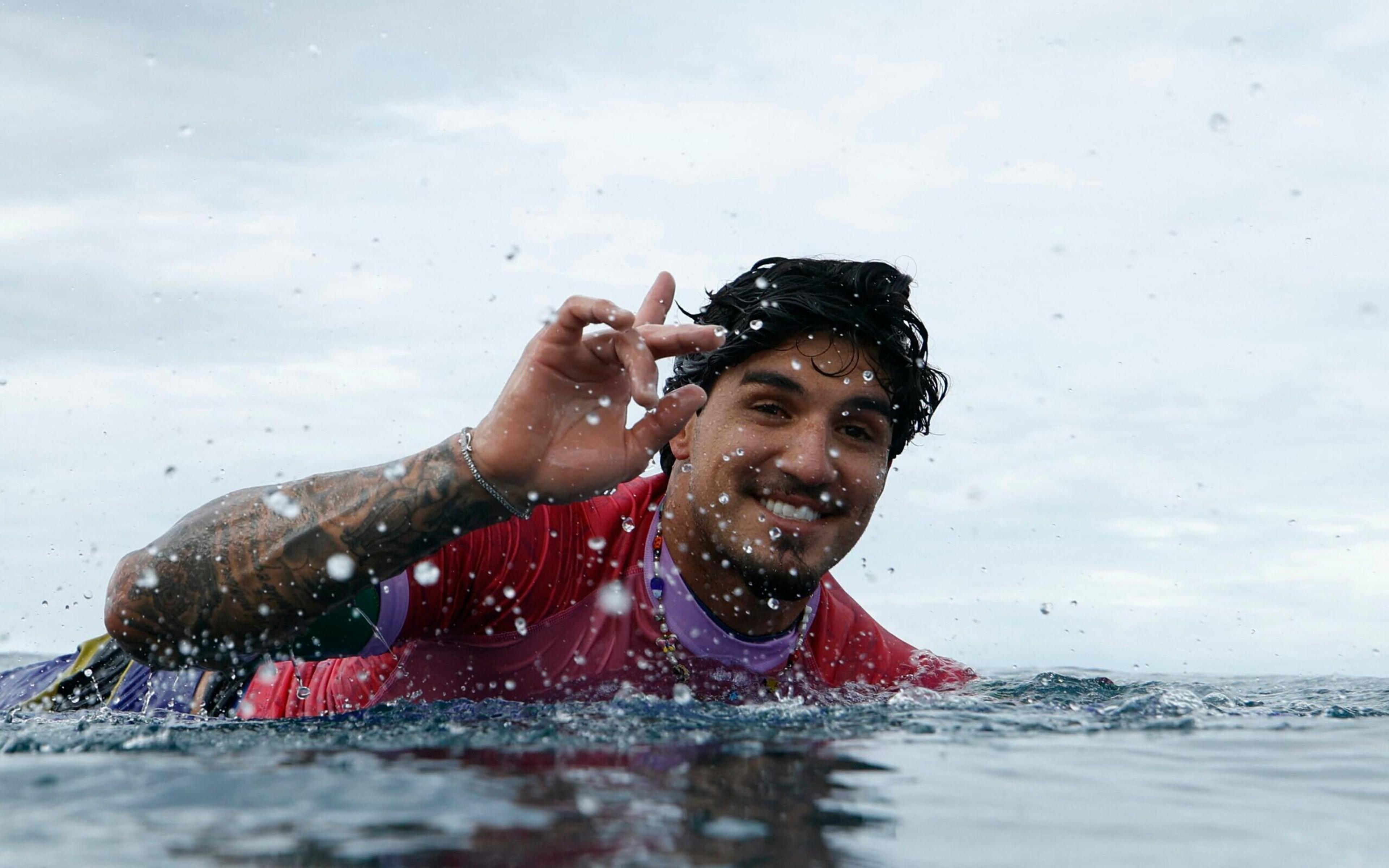 Olimpíadas: Gabriel Medina e João Chianca dão show e avançam para as quartas de final