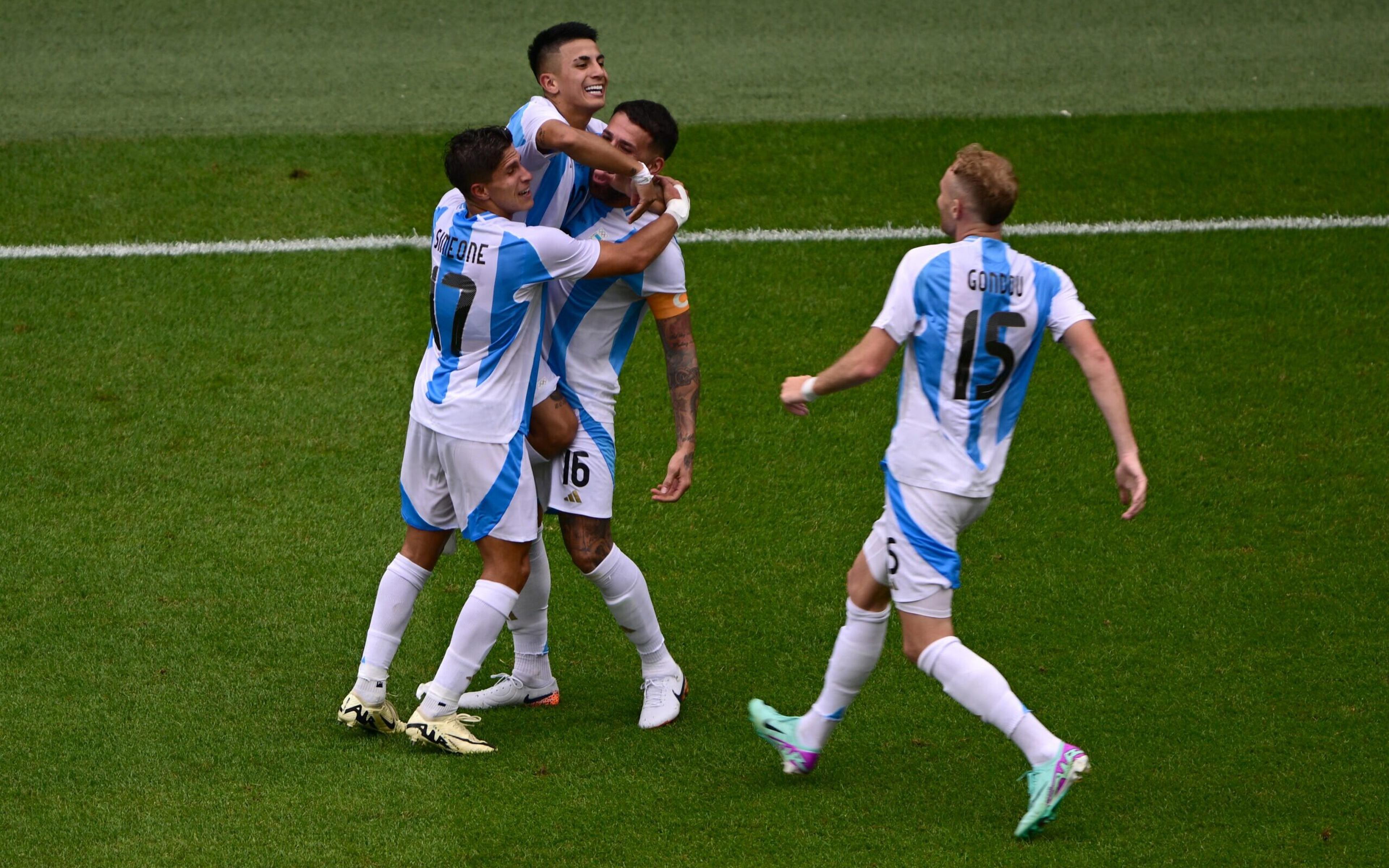 Olimpíadas: Argentina vence a Ucrânia com gol de Almada e classifica em primeiro no grupo B do Futebol