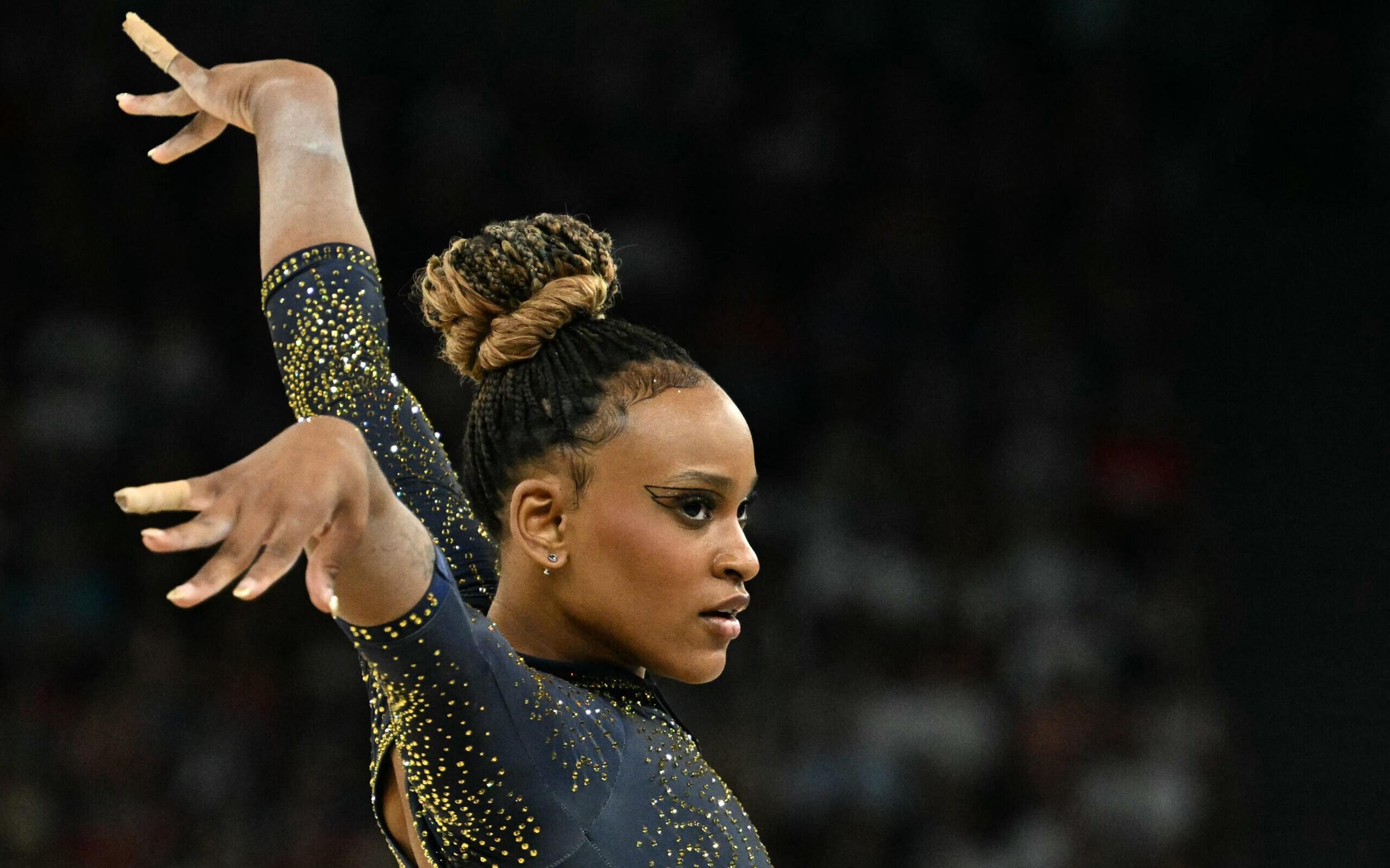 Rebeca Andrade supera Simone Biles e tem a maior nota da final por equipes