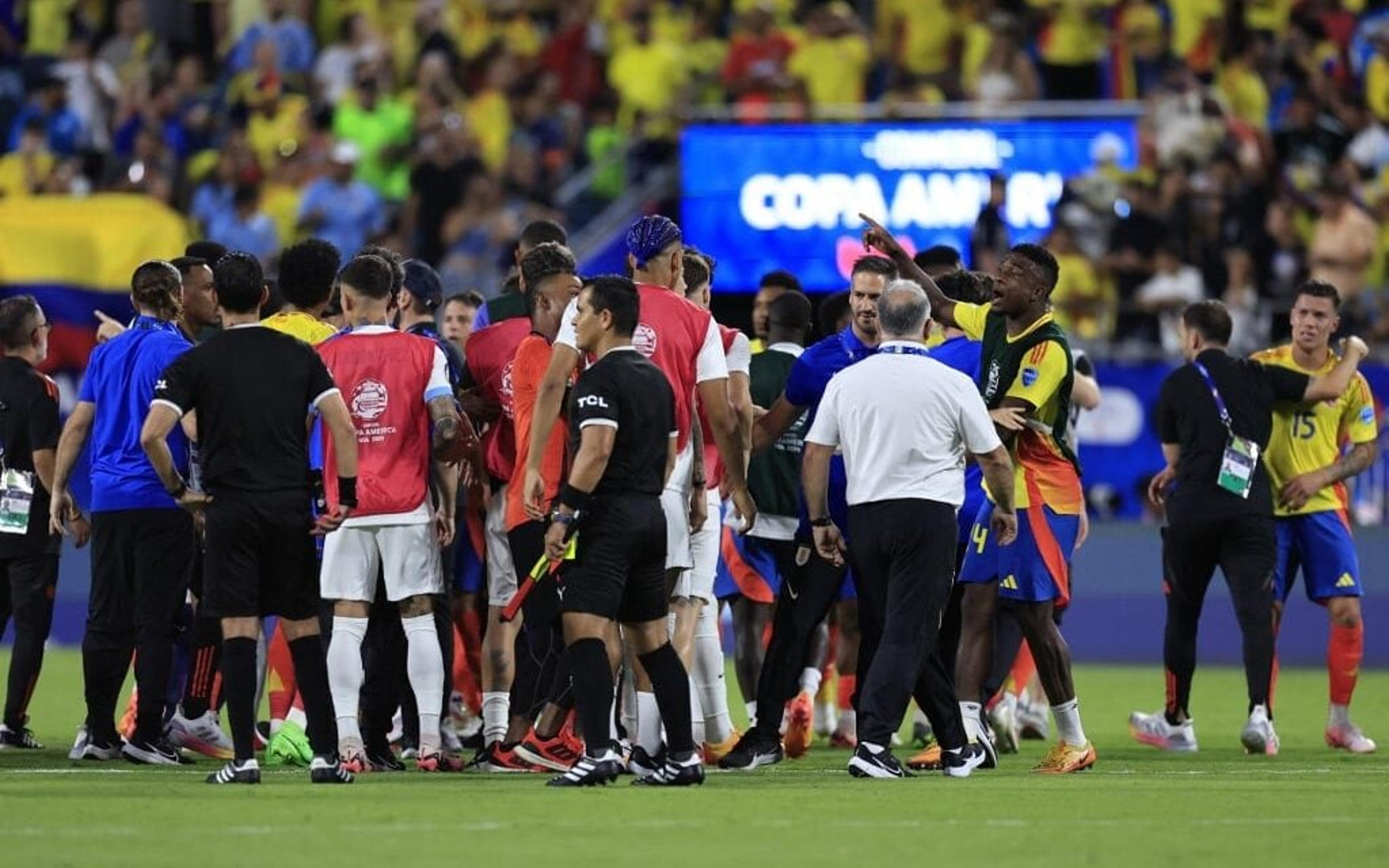 Uruguai x Colômbia termina em pancadaria entre jogadores e briga nas arquibancadas