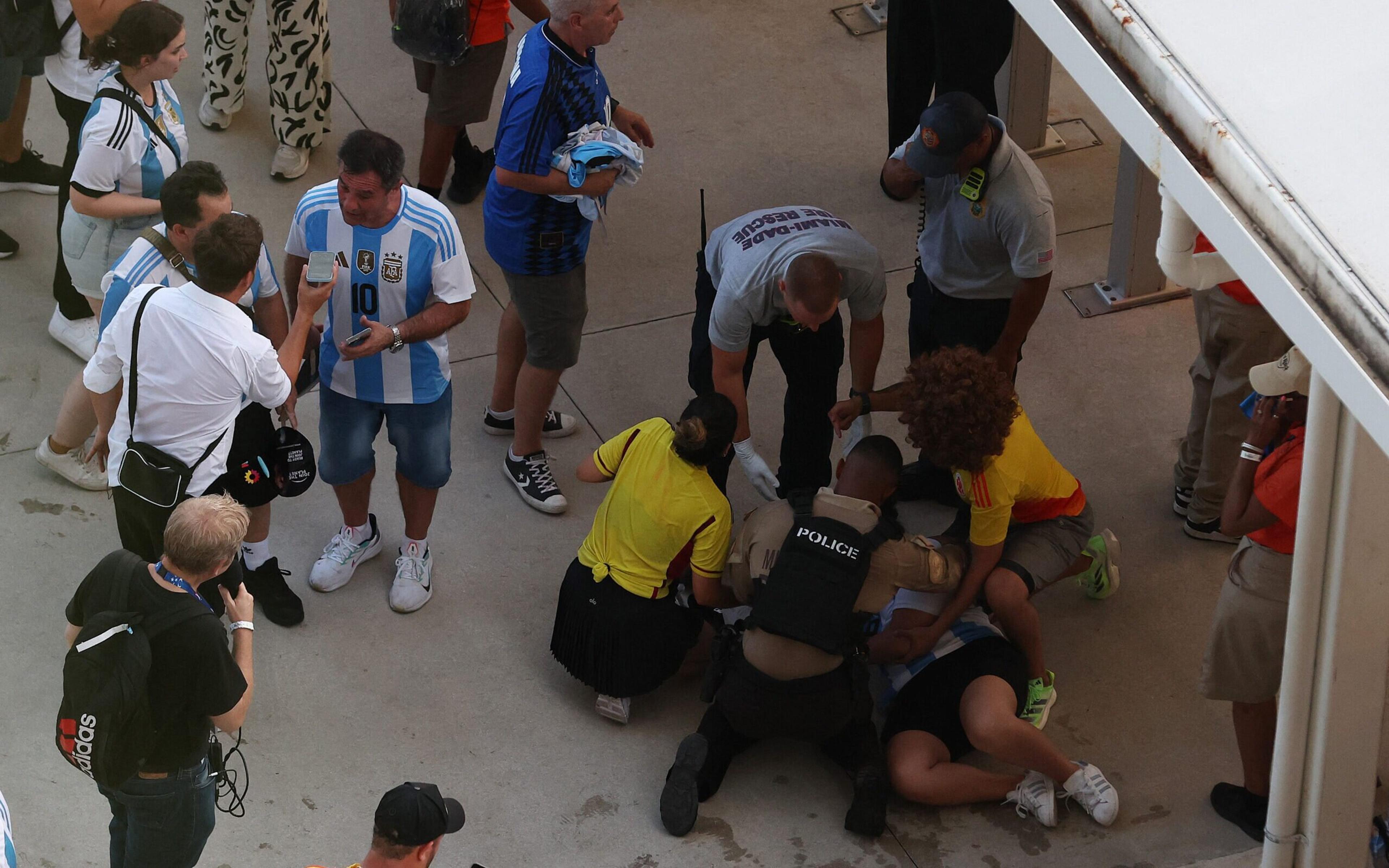 Colômbia x Argentina: torcedores tentam invadir estádio por sistema de ventilação; veja