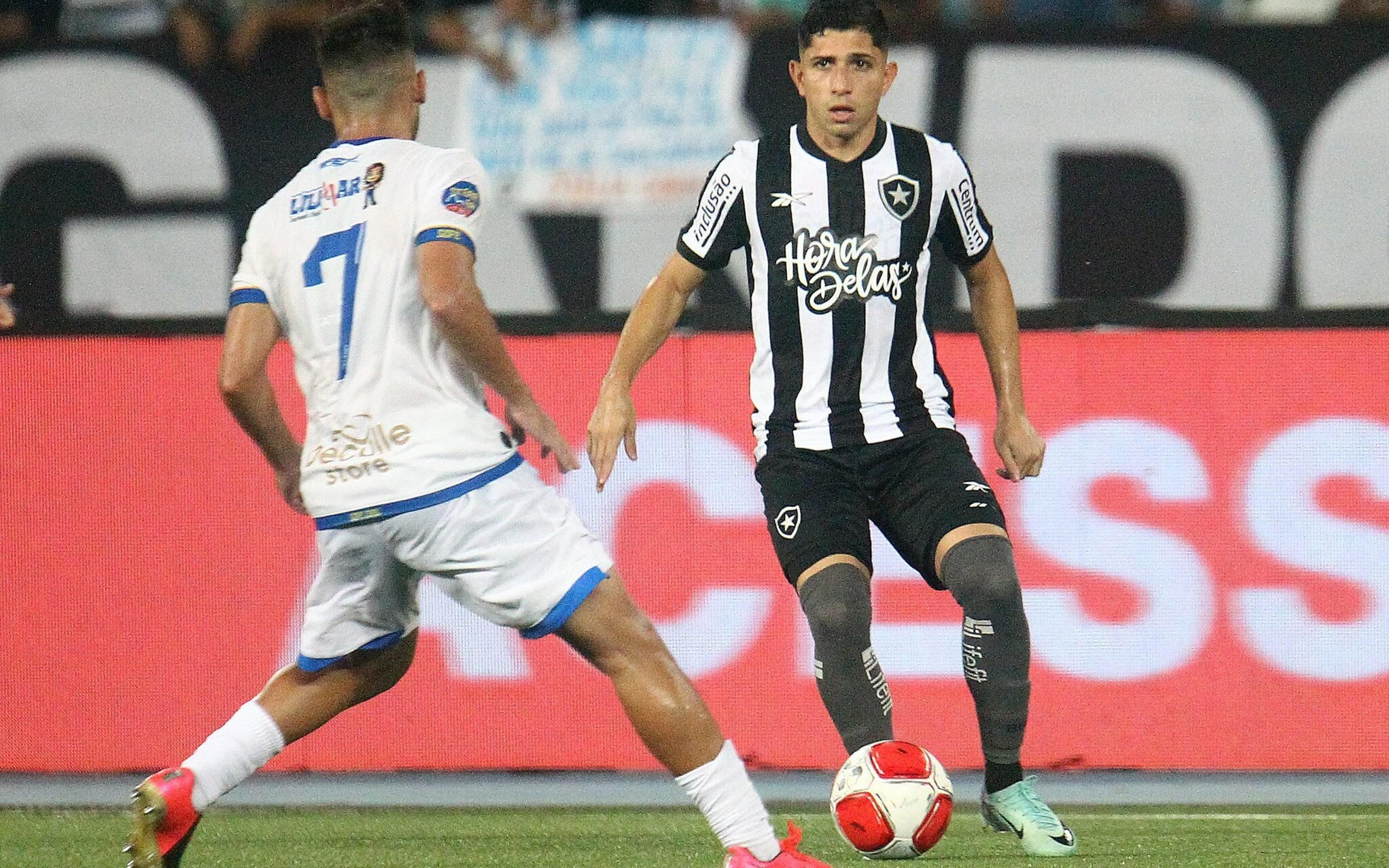 Savarino se adapta rápido ao Botafogo e cai nas graças da torcida