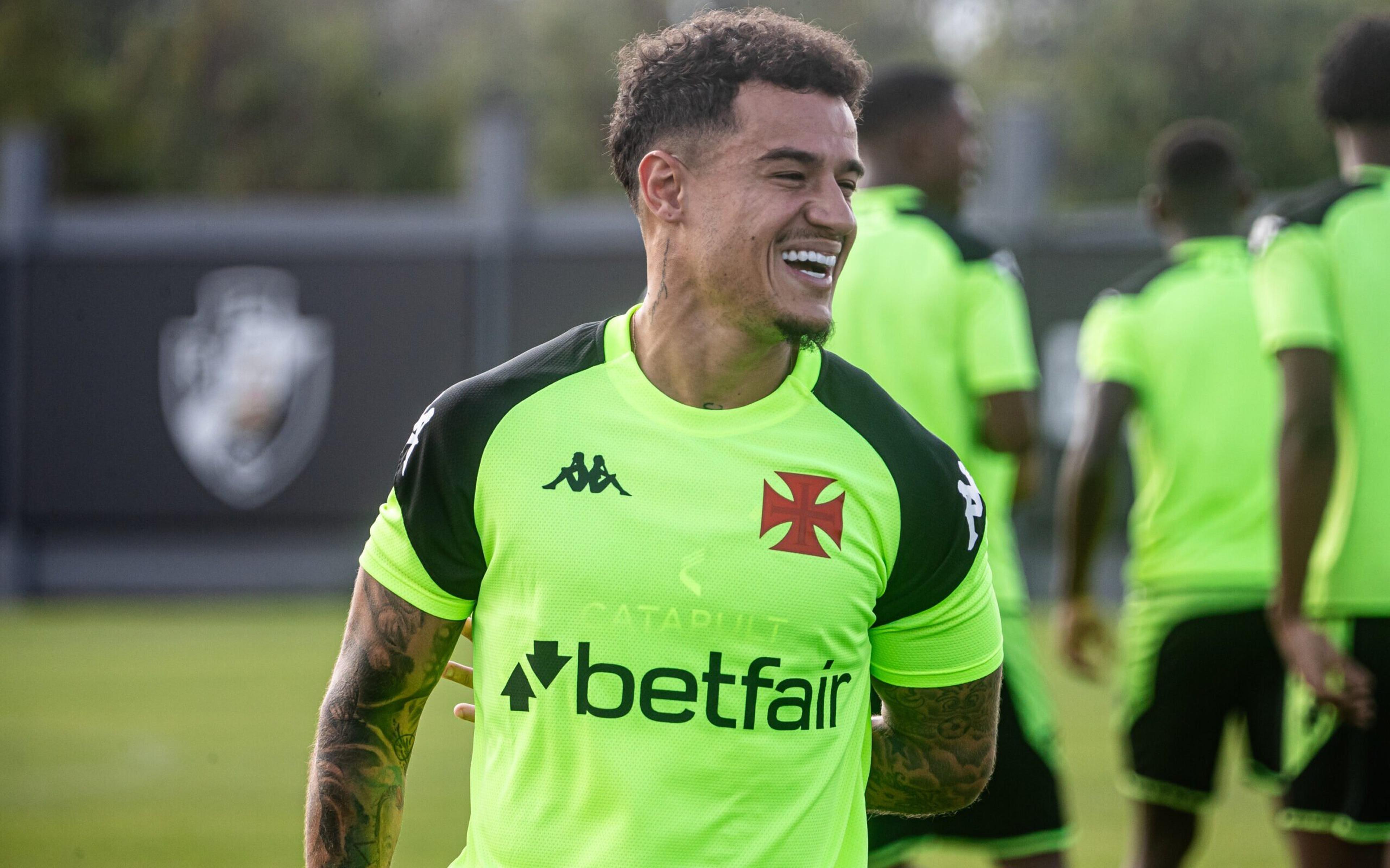 Com ‘trote’, Coutinho faz primeiro treino pelo Vasco; veja imagens