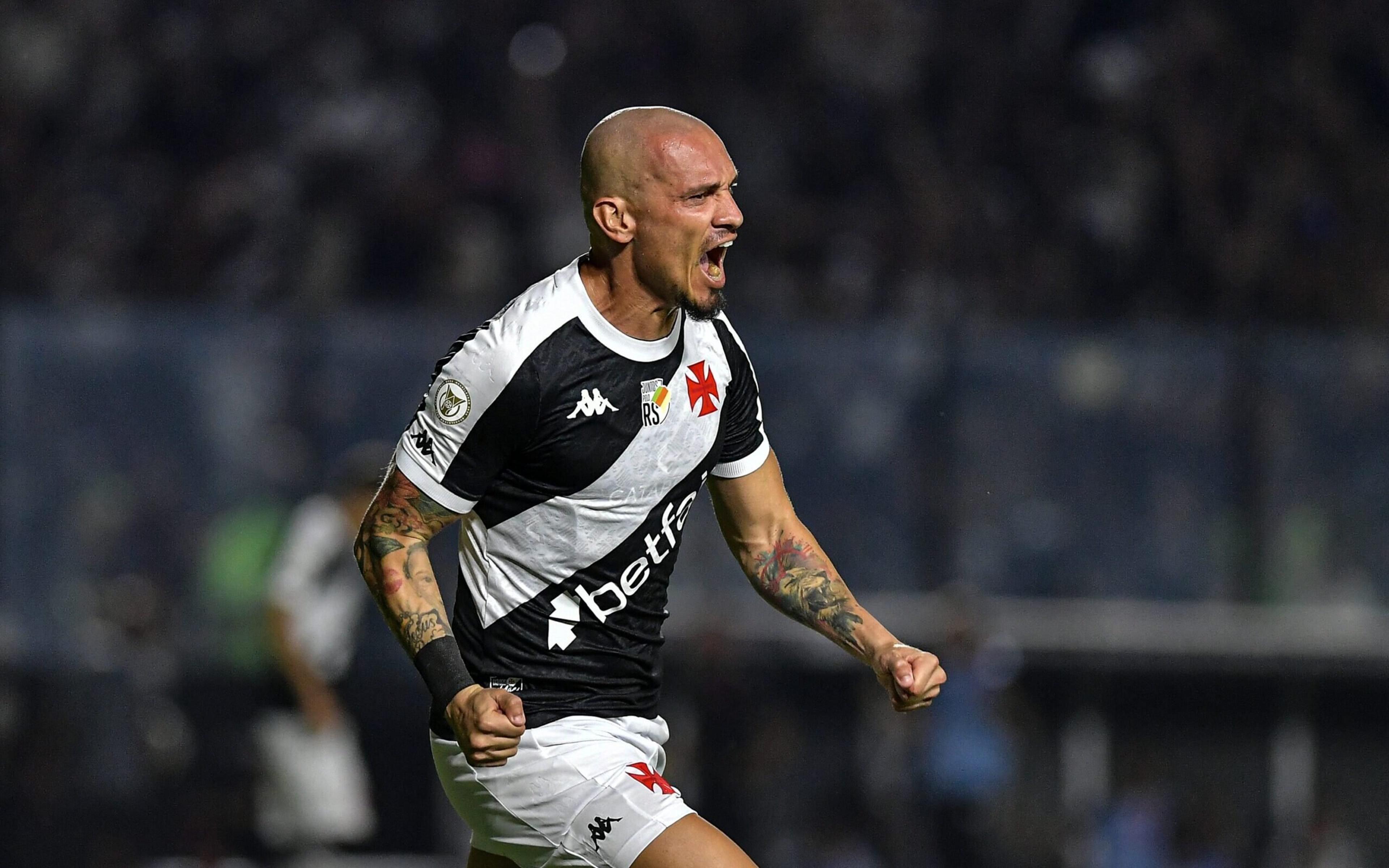 Maicon celebra momento do Vasco e quer brigar por melhores posições no Brasileirão: ‘Ainda é pouco’