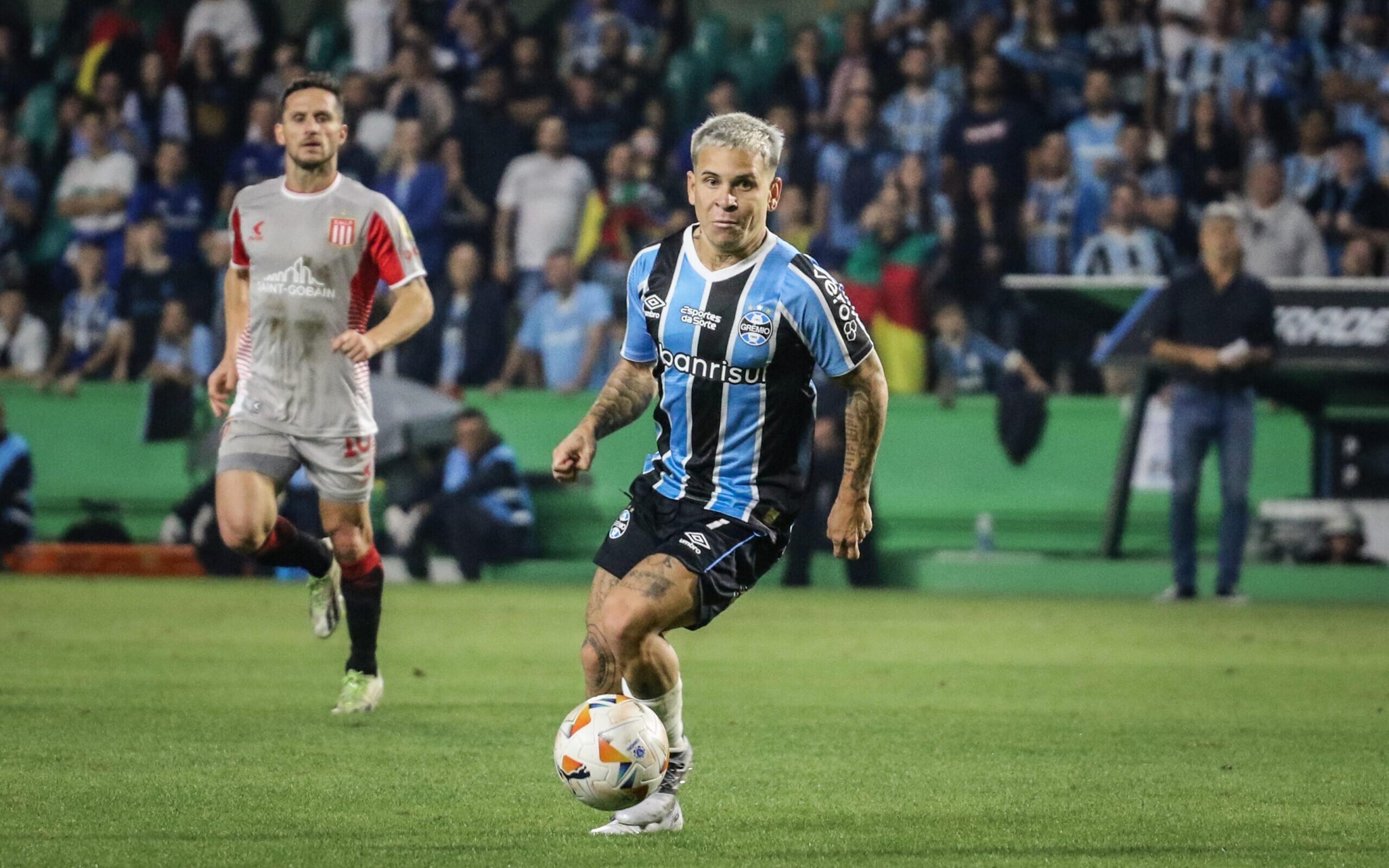 Jogador do Grêmio não se reapresenta por motivos pessoas e posta foto na praia; entenda