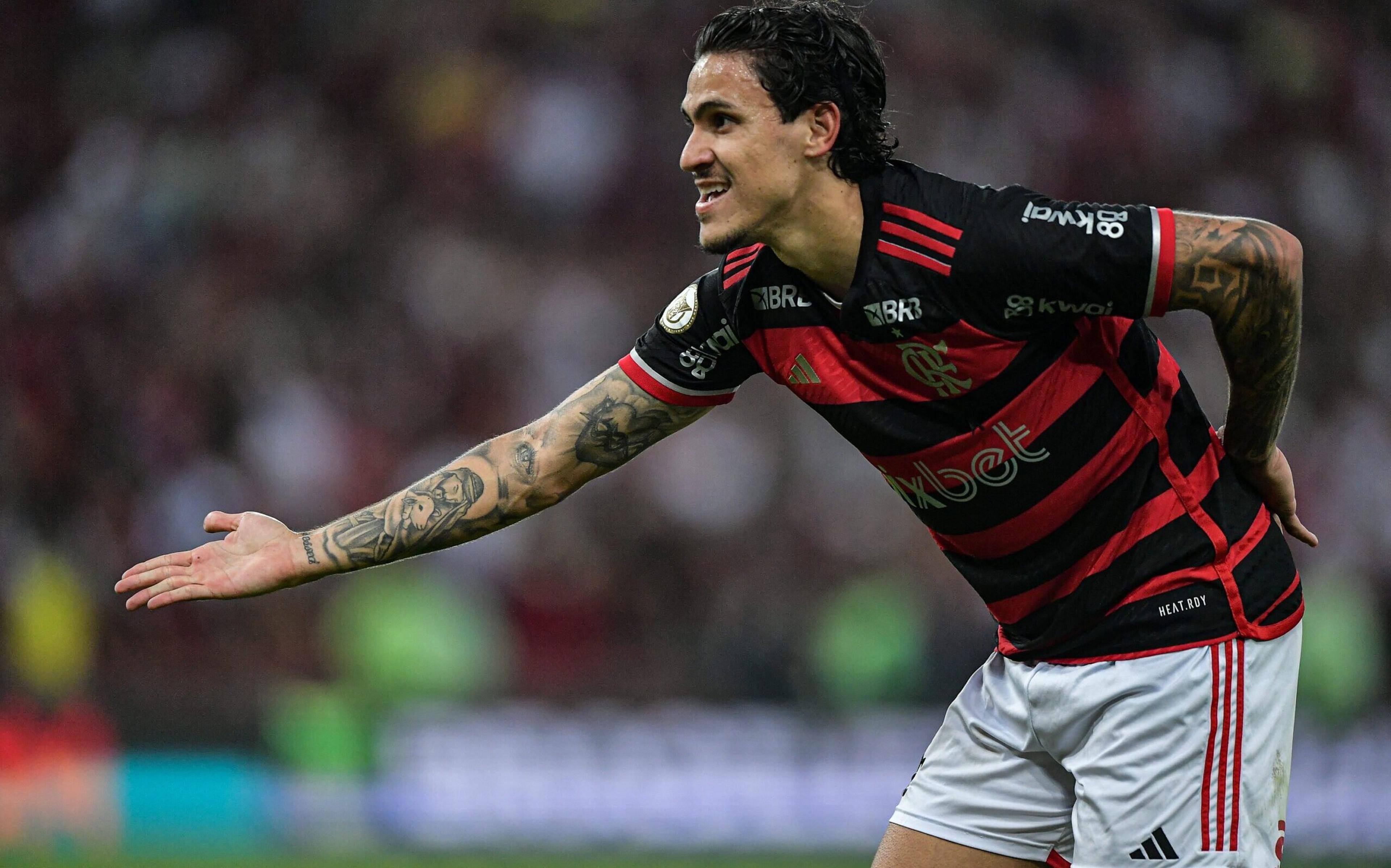 Arbitragem marca pênalti polêmico para o Flamengo e web não perdoa: ‘Assalto’