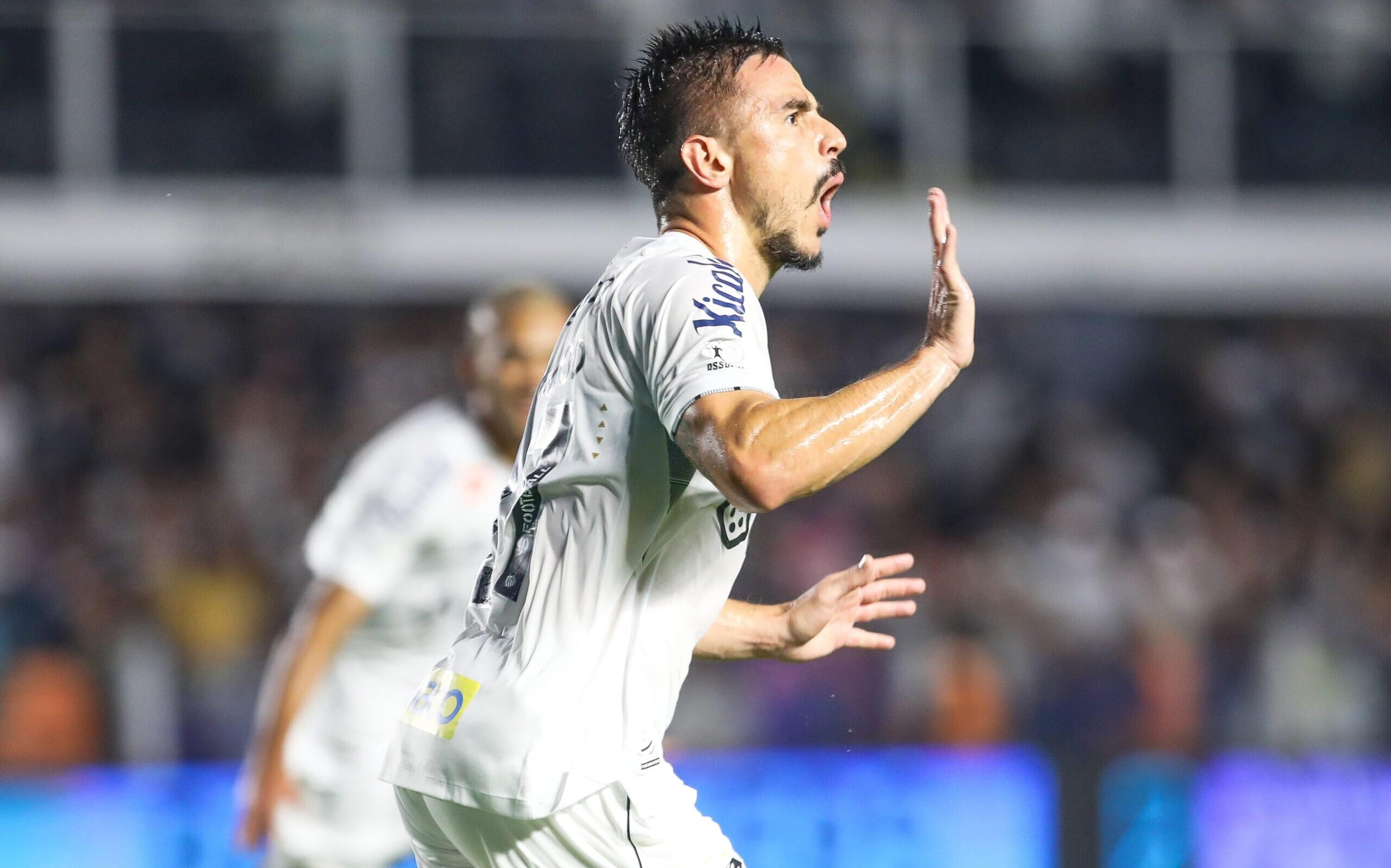 Willian marca nos acréscimos, Santos vence a Chapecoense e volta ao G4 da Série B