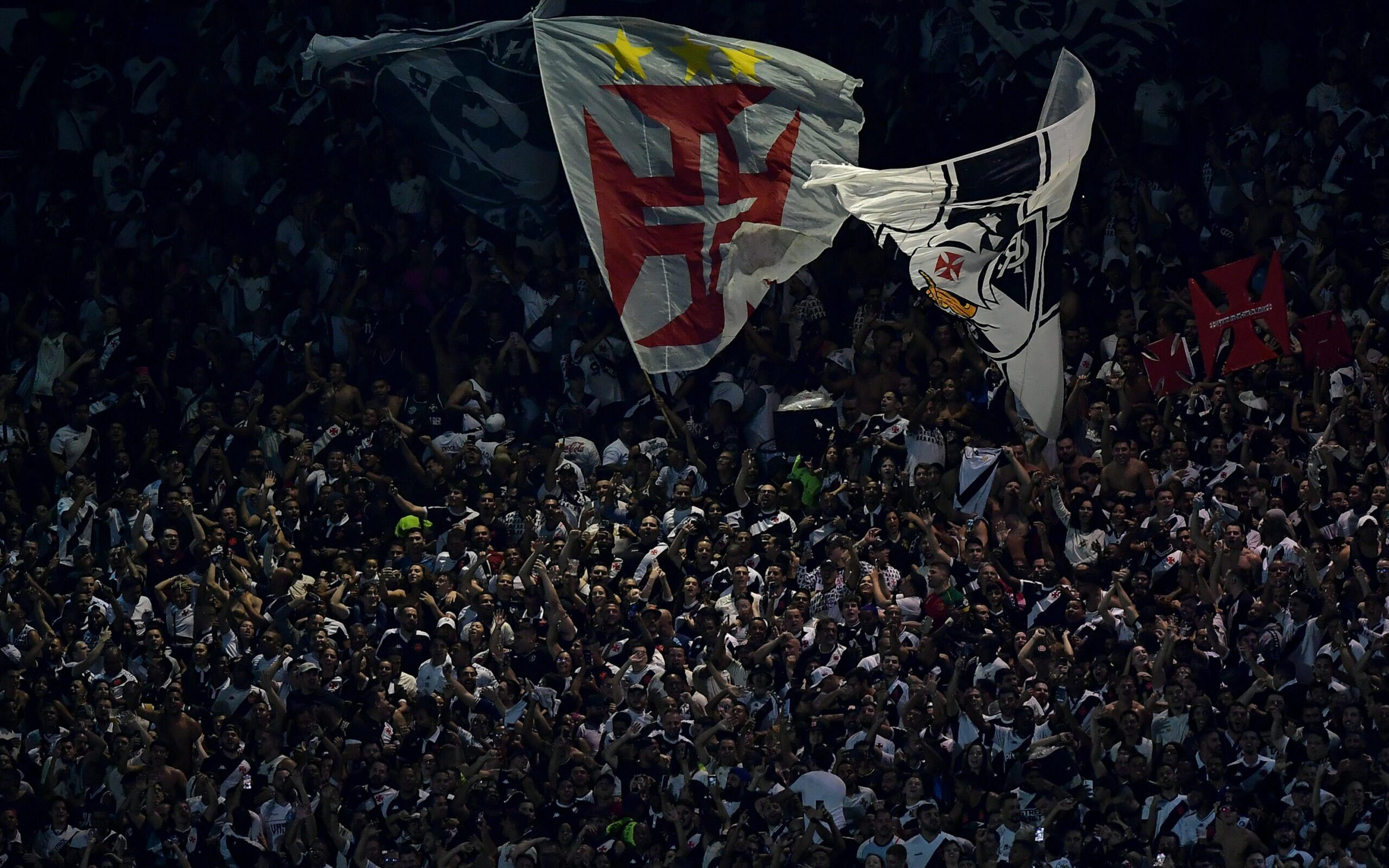 Torcida do Vasco esgota ingressos para partida contra o Bragantino pelo Brasileirão