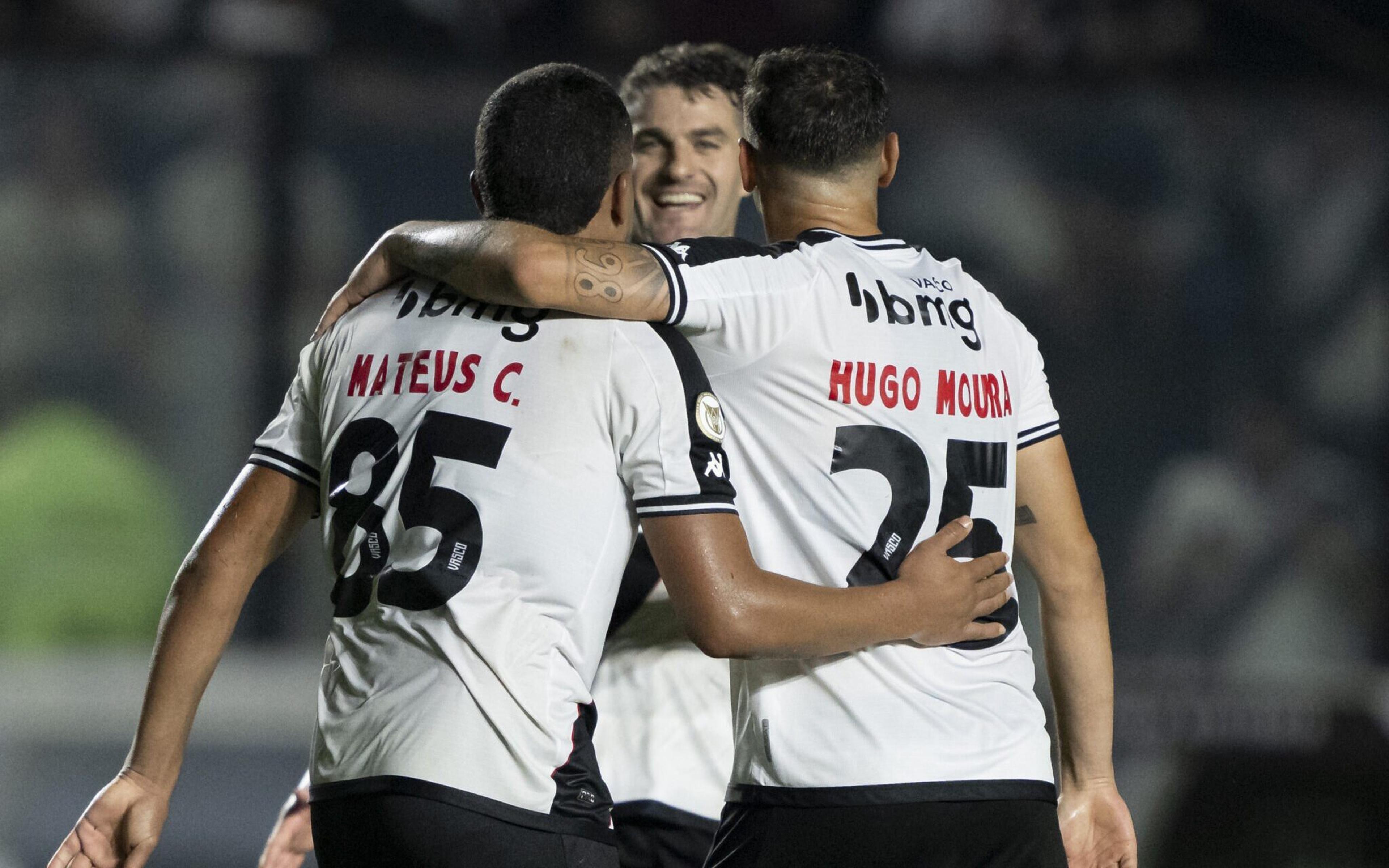 Após vitória, Coutinho comenta em post de jogador do Vasco e torcedores vão à loucura