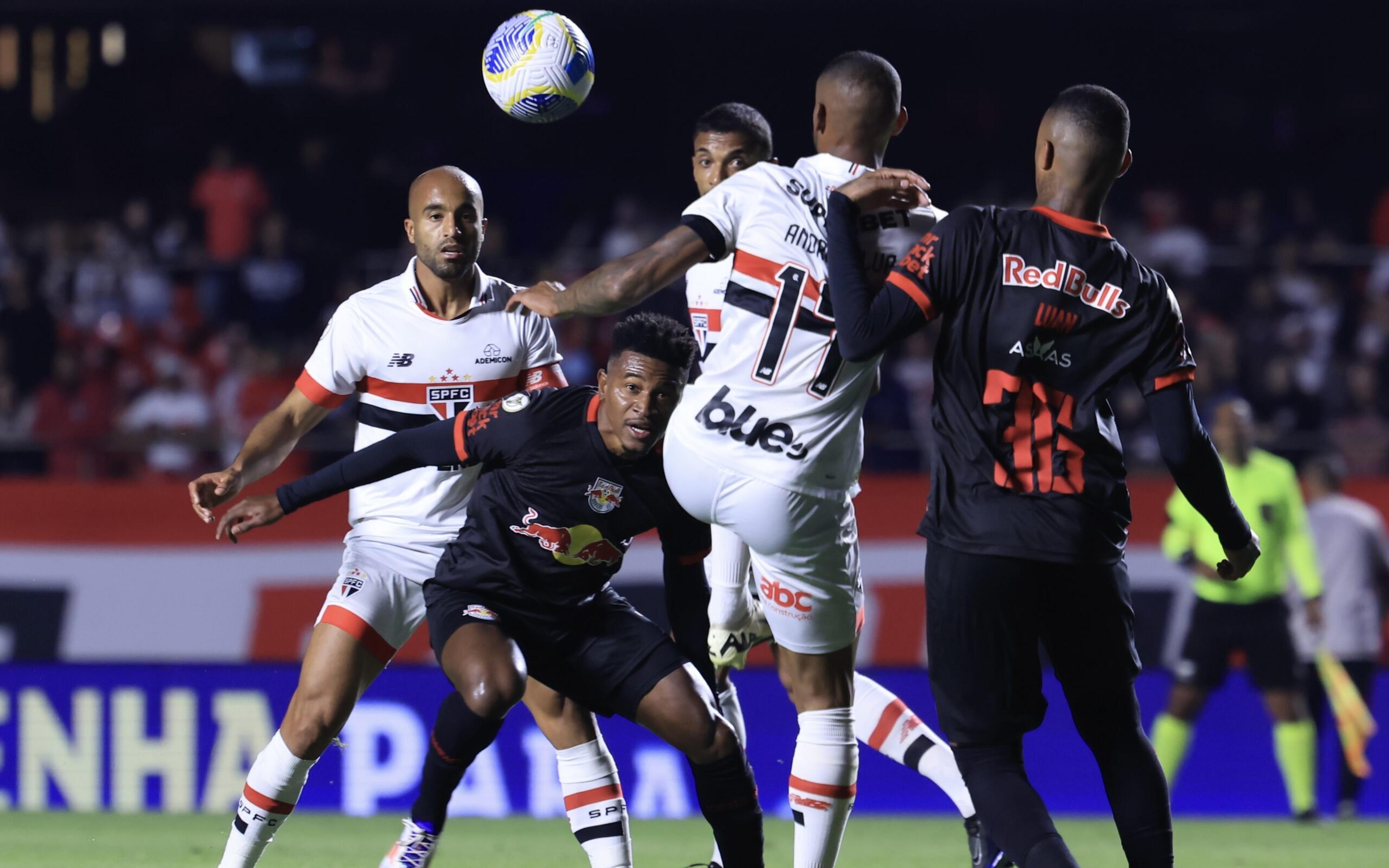 São Paulo vence o Bragantino e entra no G4 do Brasileirão