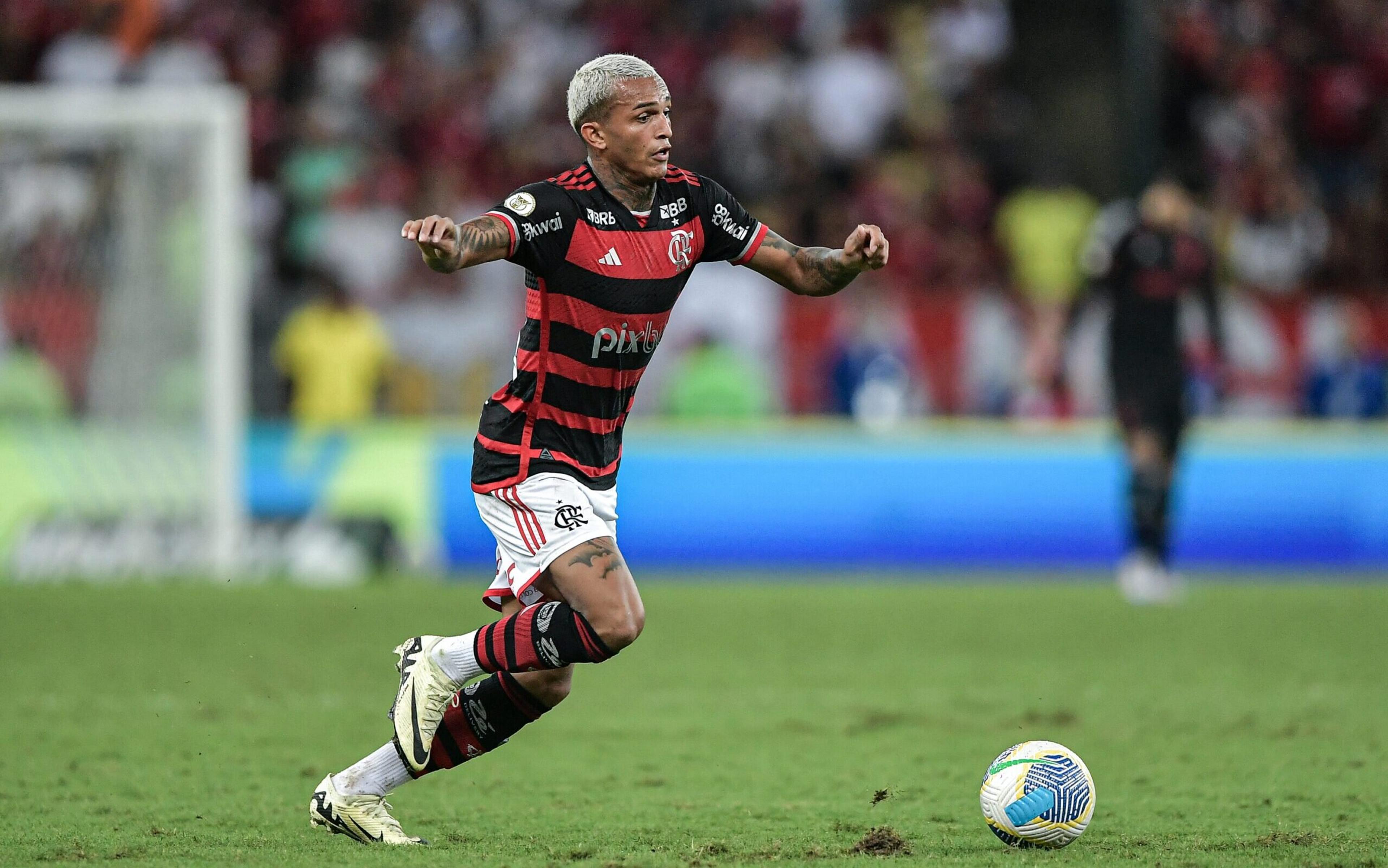 Em meio a negociação, Flamengo renova com Wesley e coloca multa bilionária