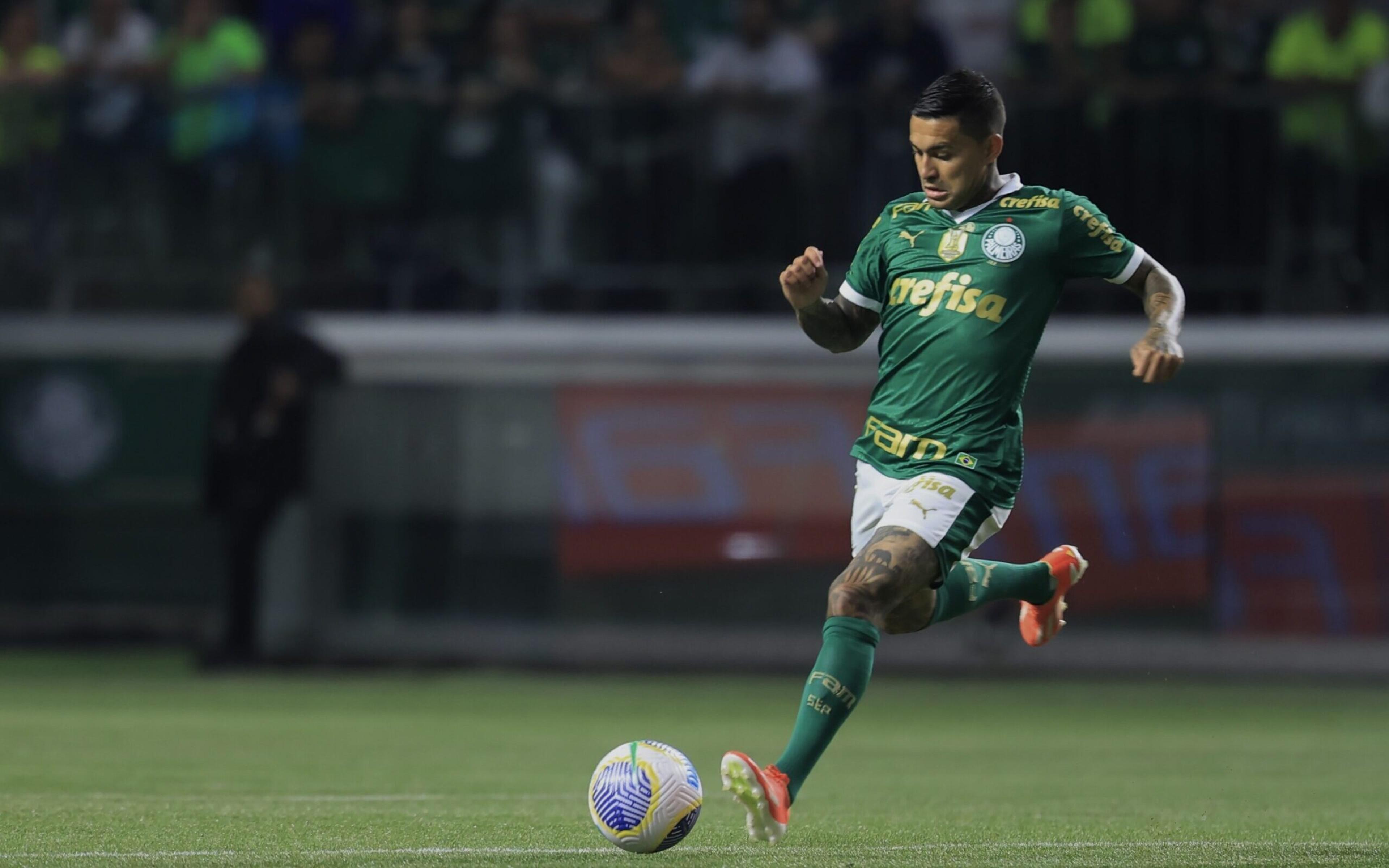 Abel e Dudu se abraçam antes do atacante entrar em Palmeiras x Atlético-GO; veja