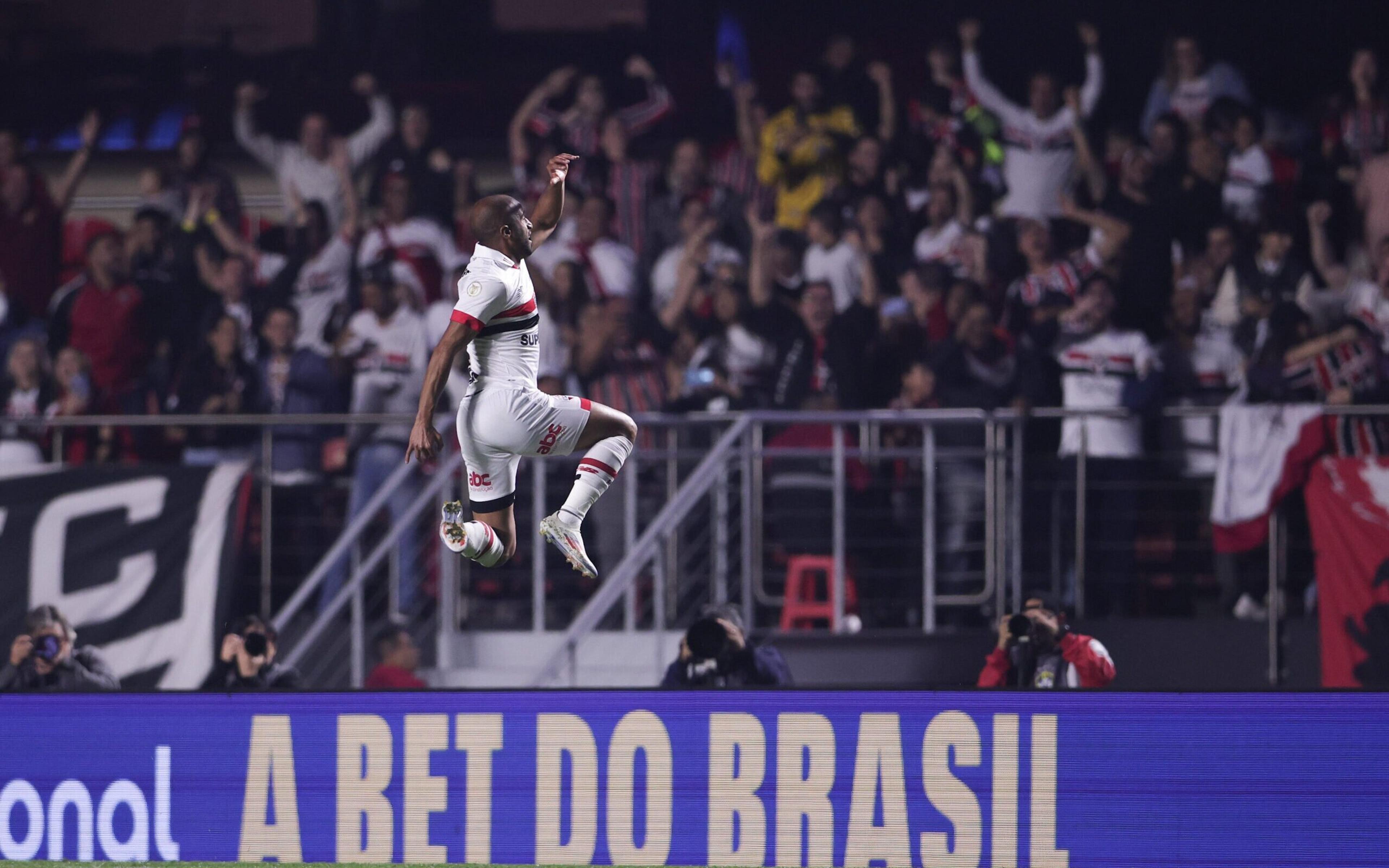 Com Morumbis lotado, Rafael brilha, São Paulo vence o Grêmio e entra no G4 do Brasileirão