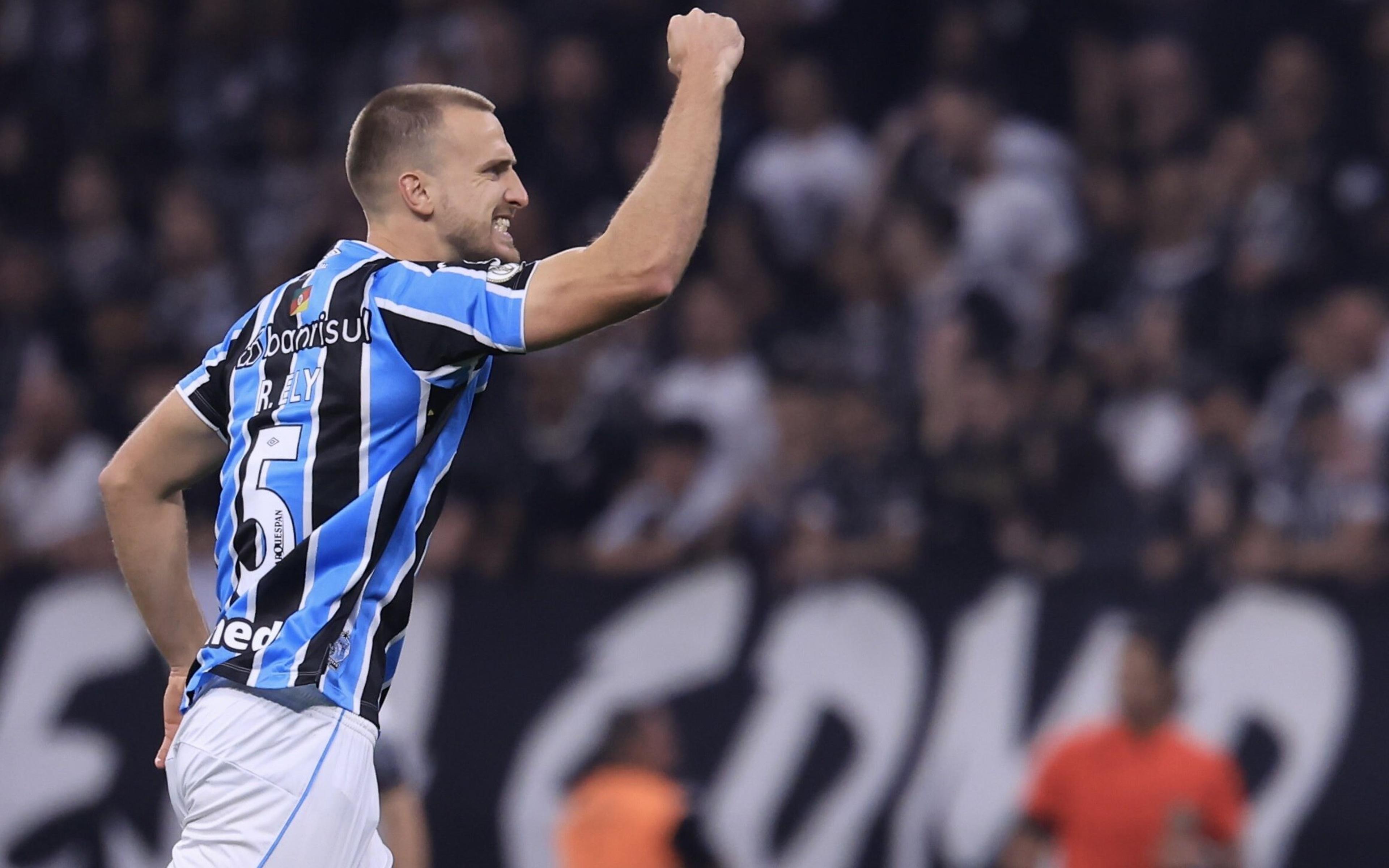 Torcedores do Grêmio entram com bola rolando e reclamam de escolta contra o Corinthians