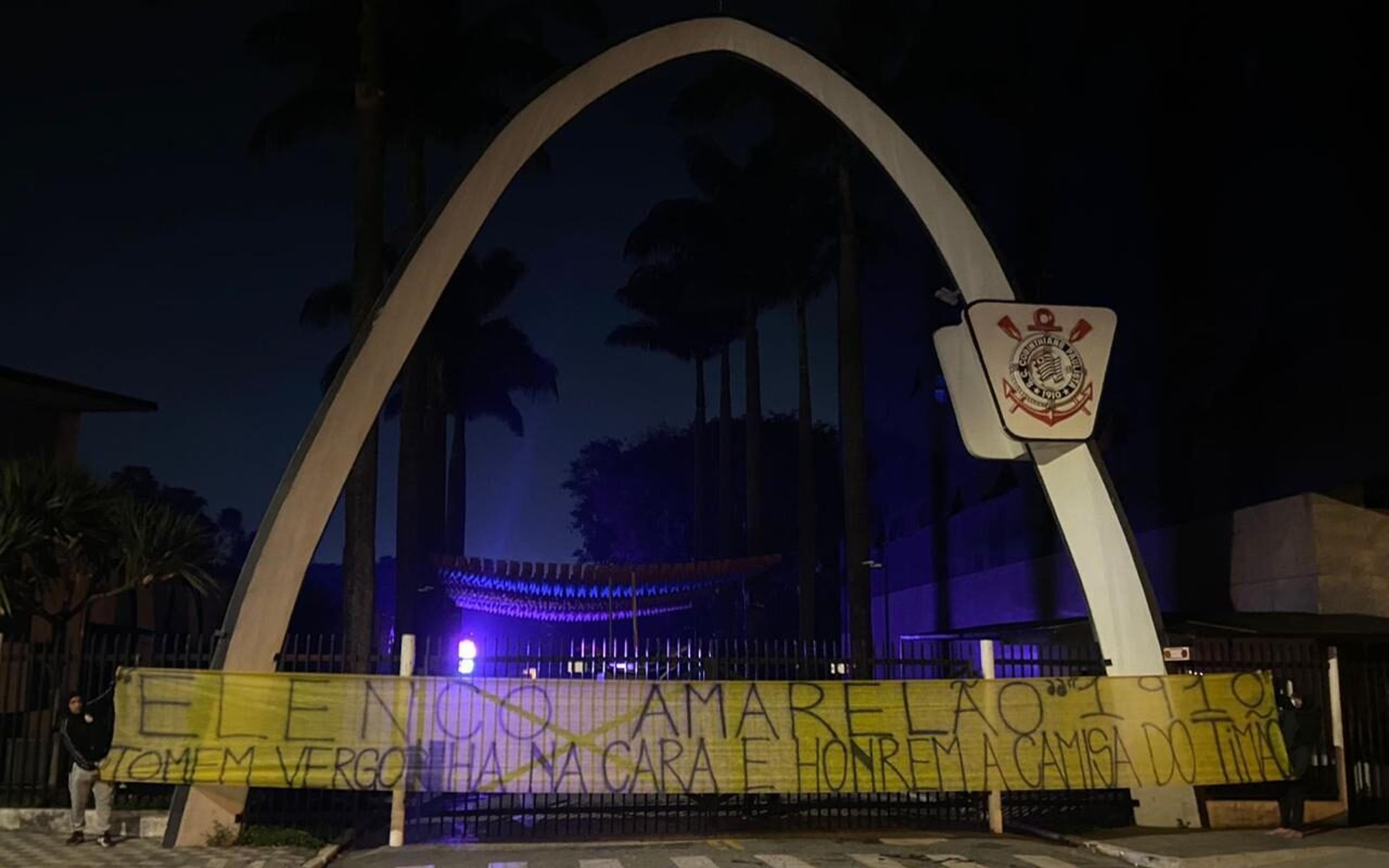 Sobrou até para Yuri Alberto: muros de sede do Corinthians são vandalizados em protesto na madrugada