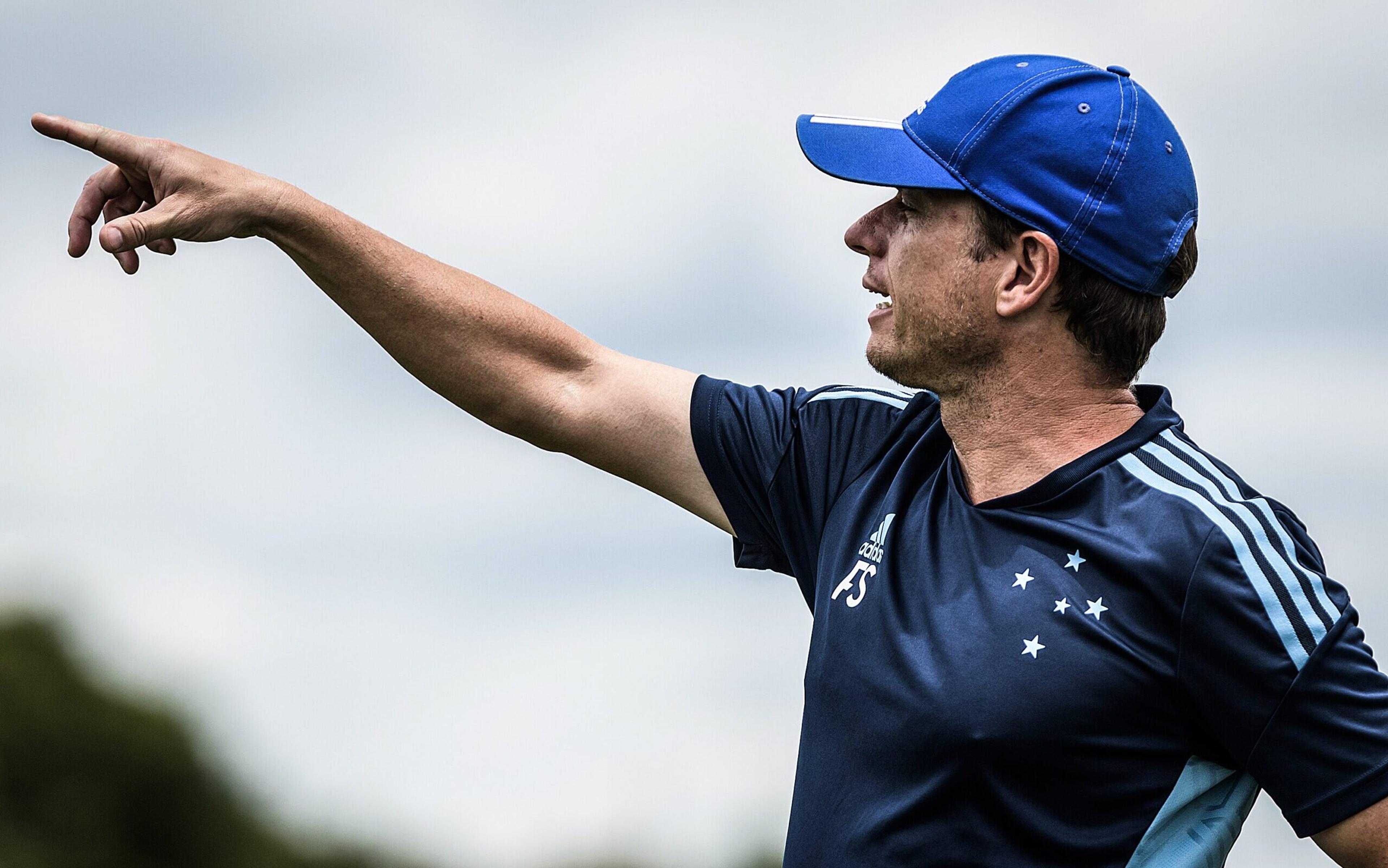 Treino do Cruzeiro tem atletas do DM em campo em fase final de recuperação