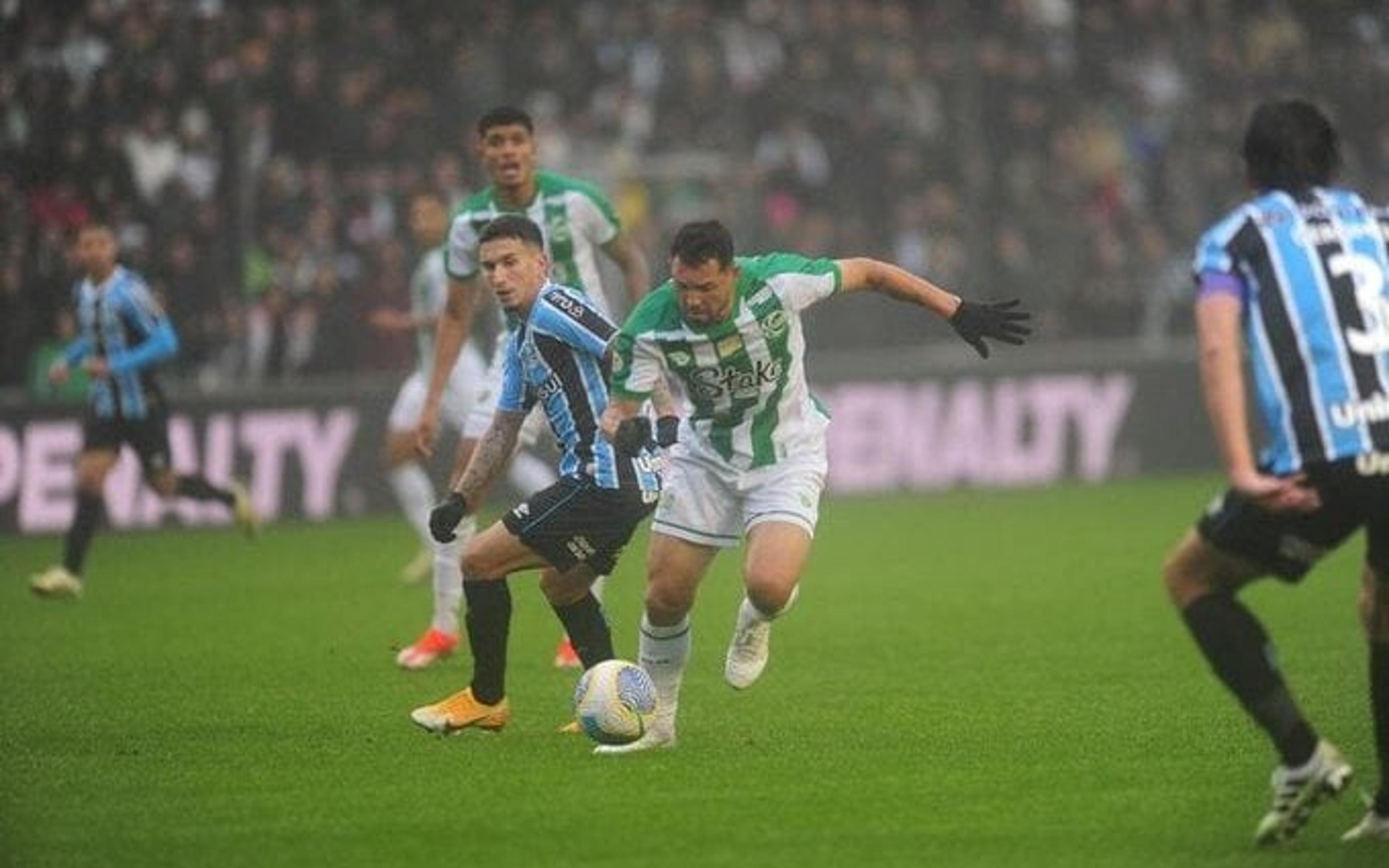 Torcedores do Grêmio criticam marcação de impedimento a favor do Juventude: ‘Mesma linha é gol’