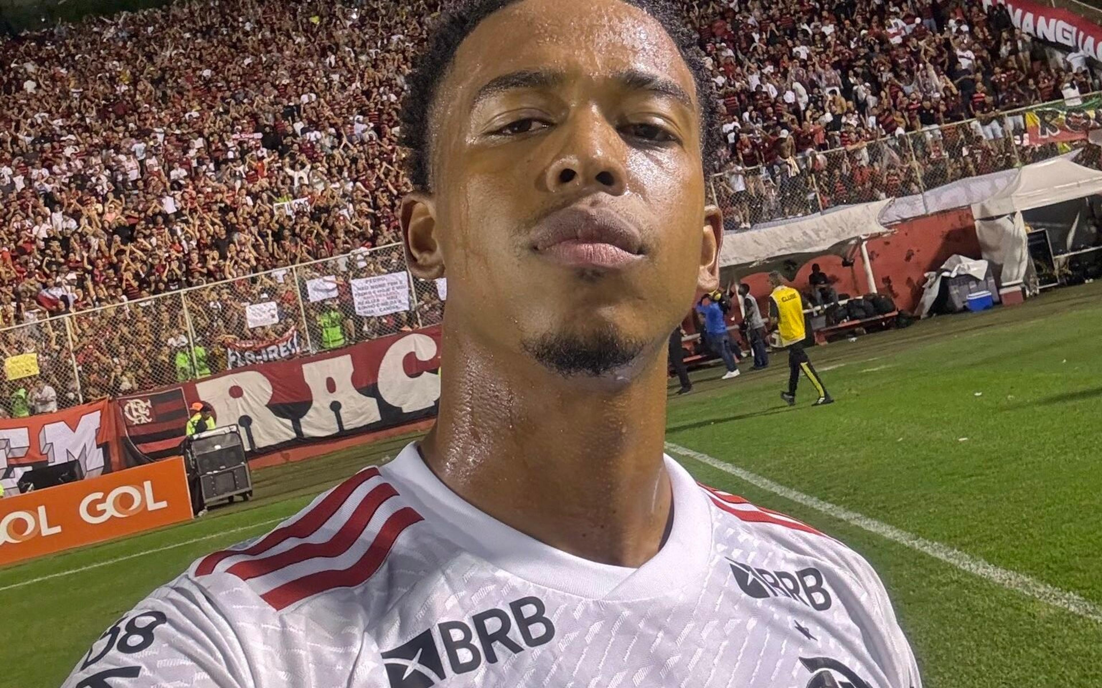 Torcedores do Flamengo comparam Carlinhos a astro do Real Madrid: ‘BelliCarlos’