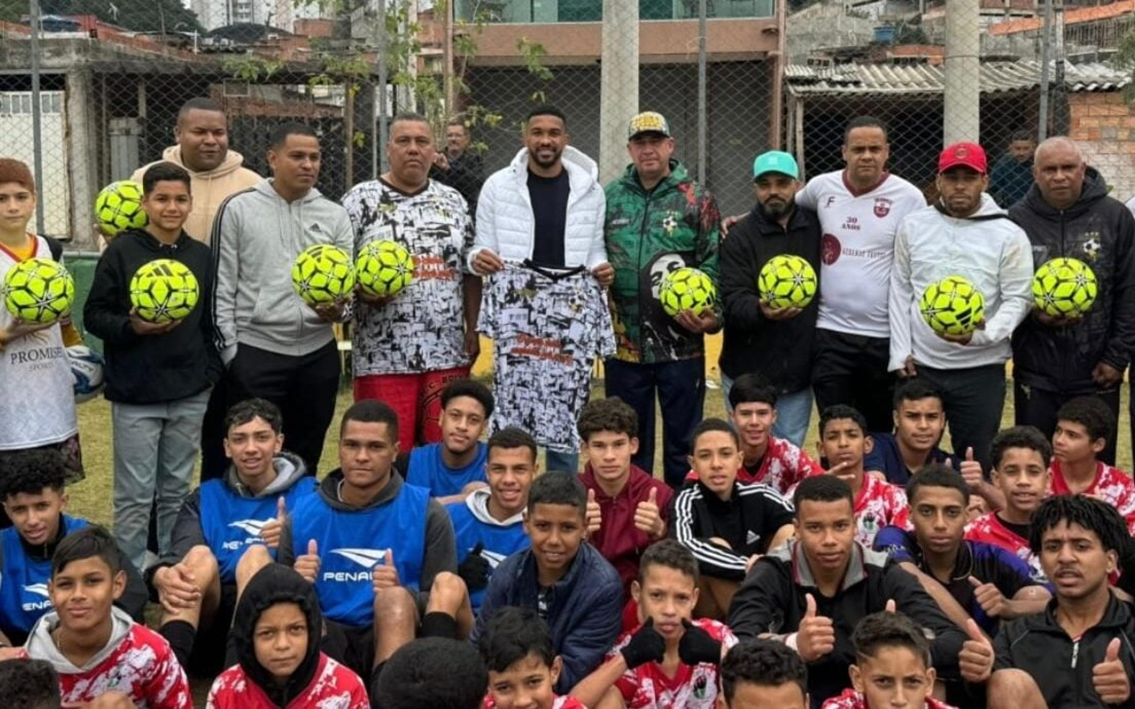 De férias no Brasil, zagueiro Bremer encontra crianças de comunidade na Grande São Paulo