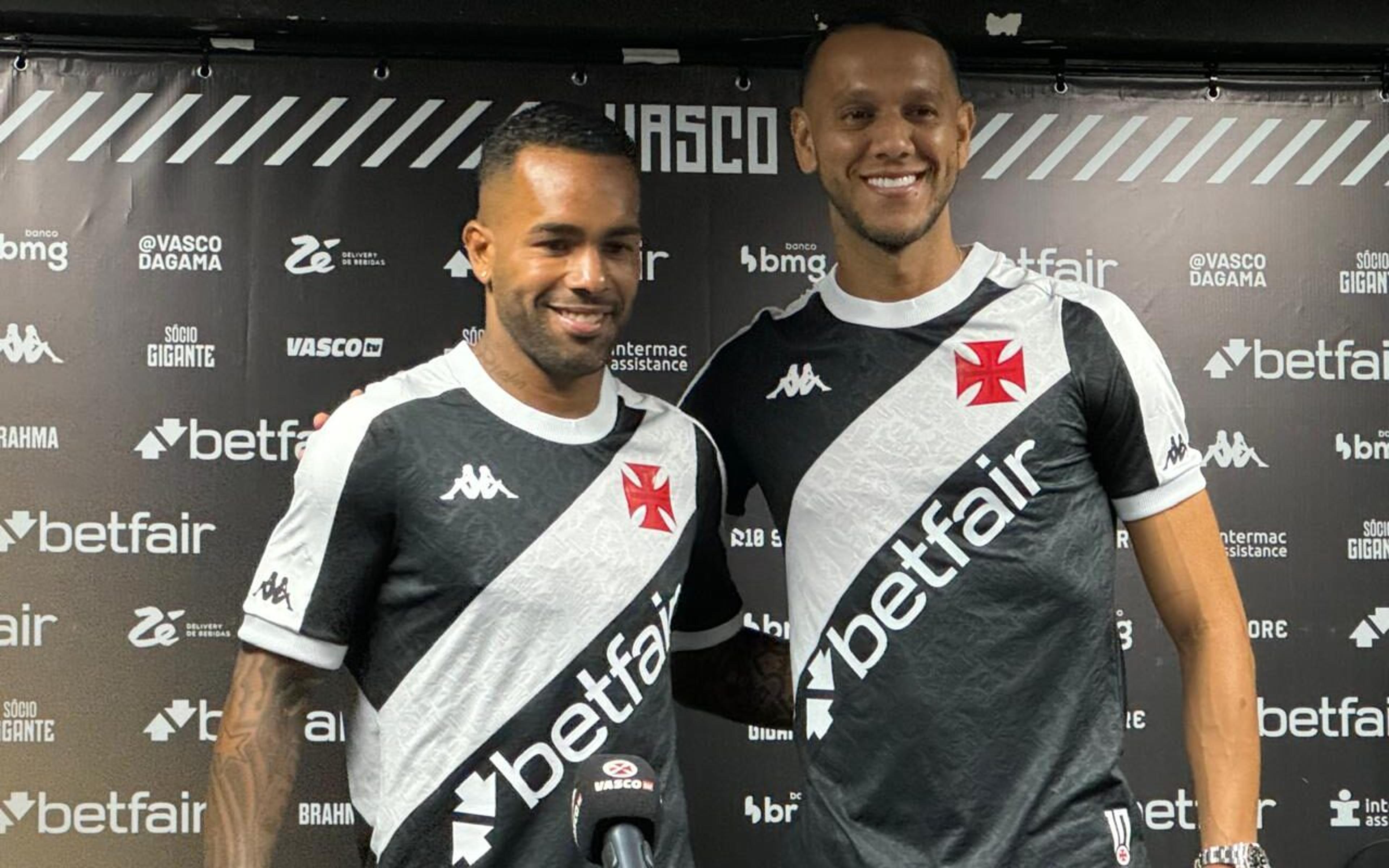 Apresentados pelo Vasco, Alex Teixeira e Souza mostram gratidão e amor ao clube