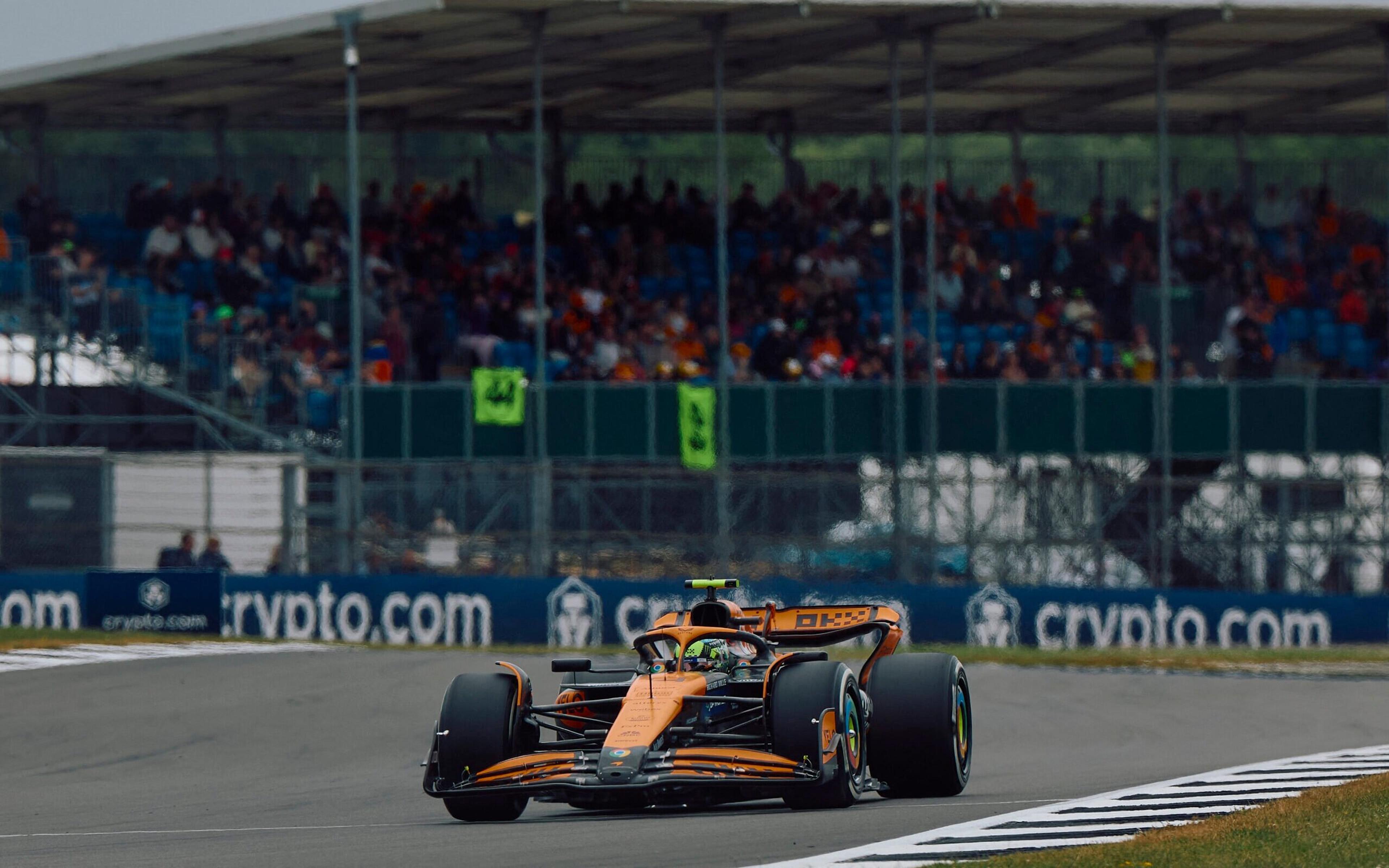 Norris dispara na frente e lidera 1-2 da McLaren no TL2 do GP da Inglaterra de F1