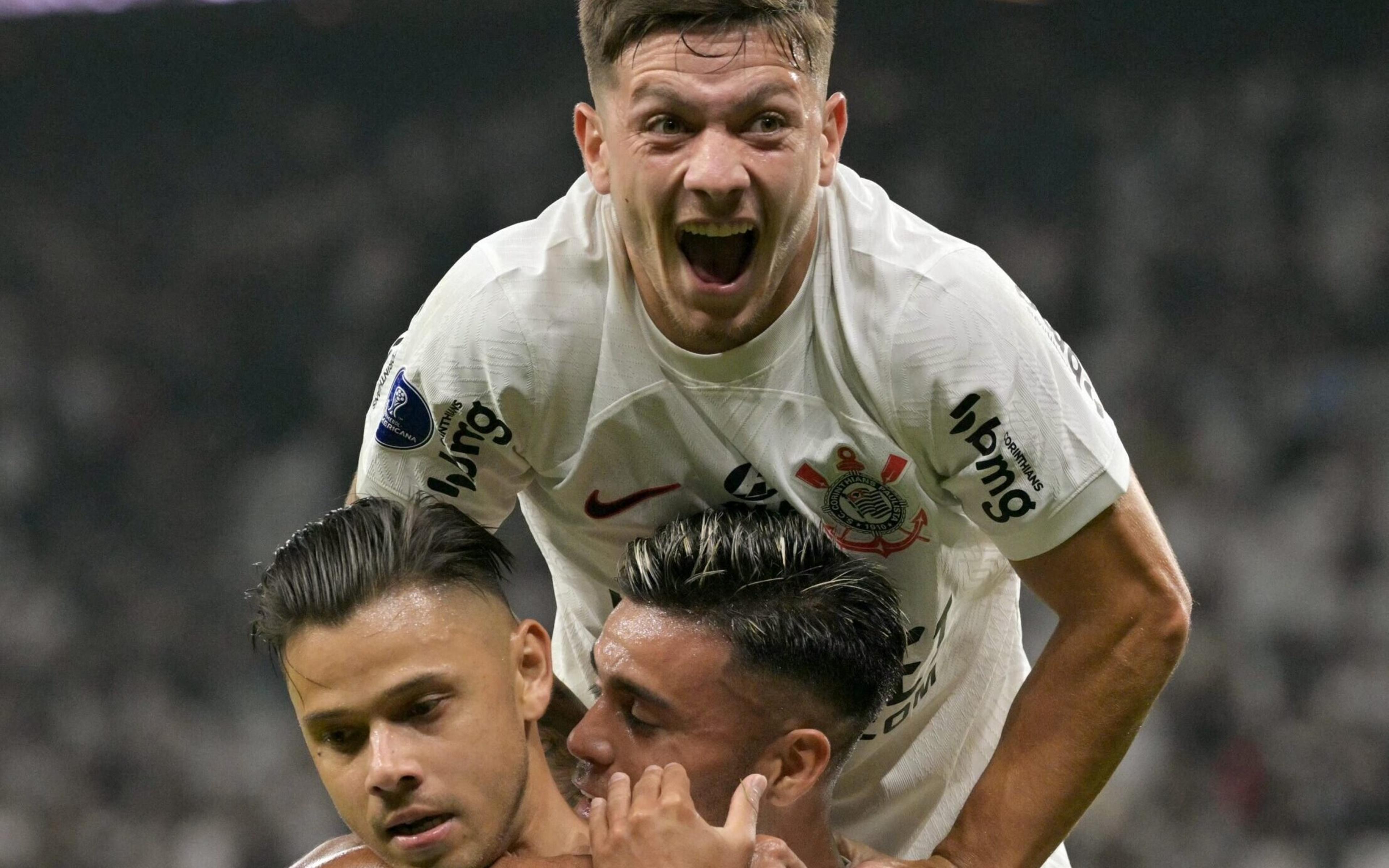 Torcedores disparam contra titular do Corinthians: ‘Nunca acerta nada’