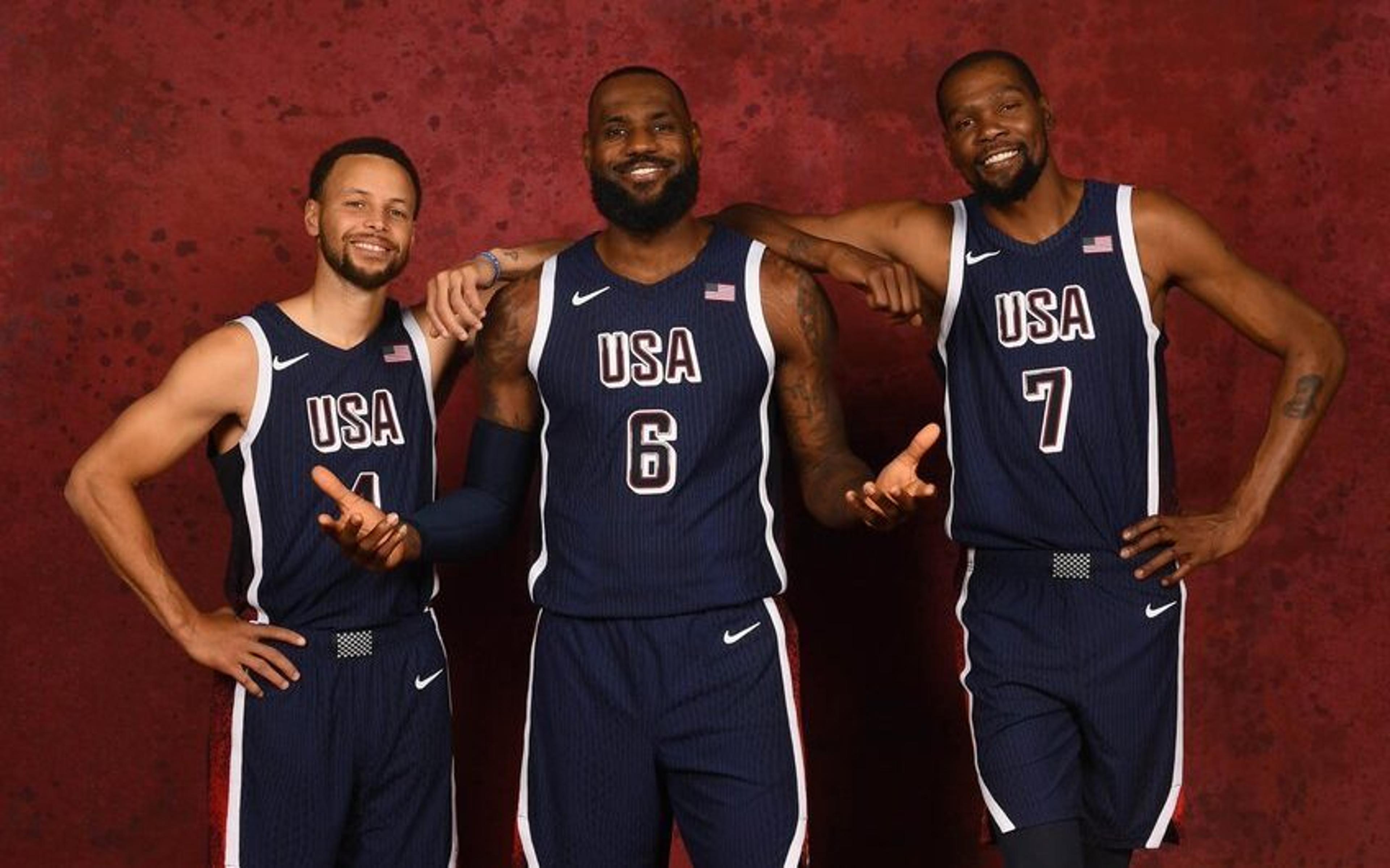 Recriação? LeBron, Curry e Durant posam para foto em pose semelhante a trio do Dream Team