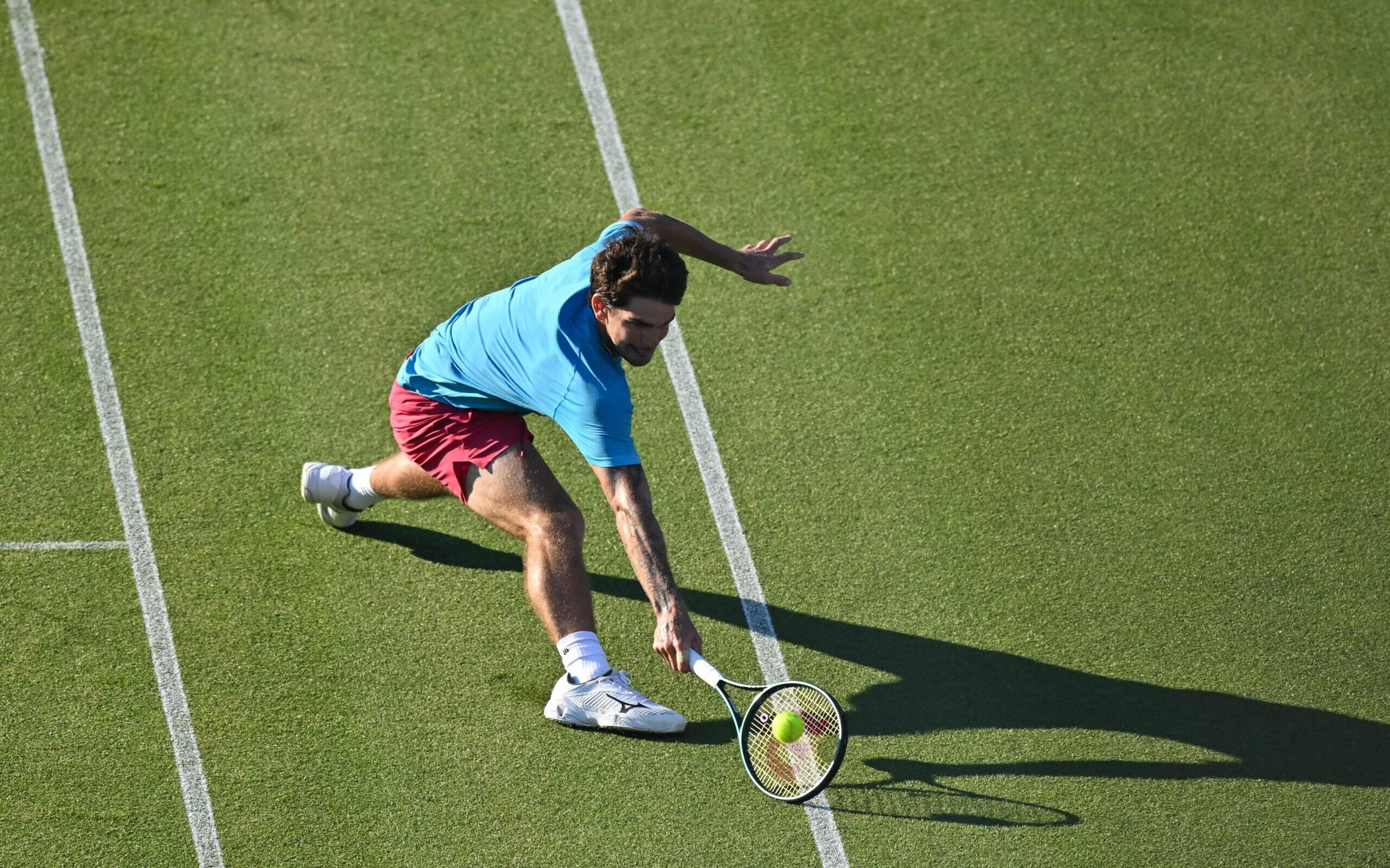 Thiago Wild sai do buraco, salva match-point e vira jogo incrível em Wimbledon