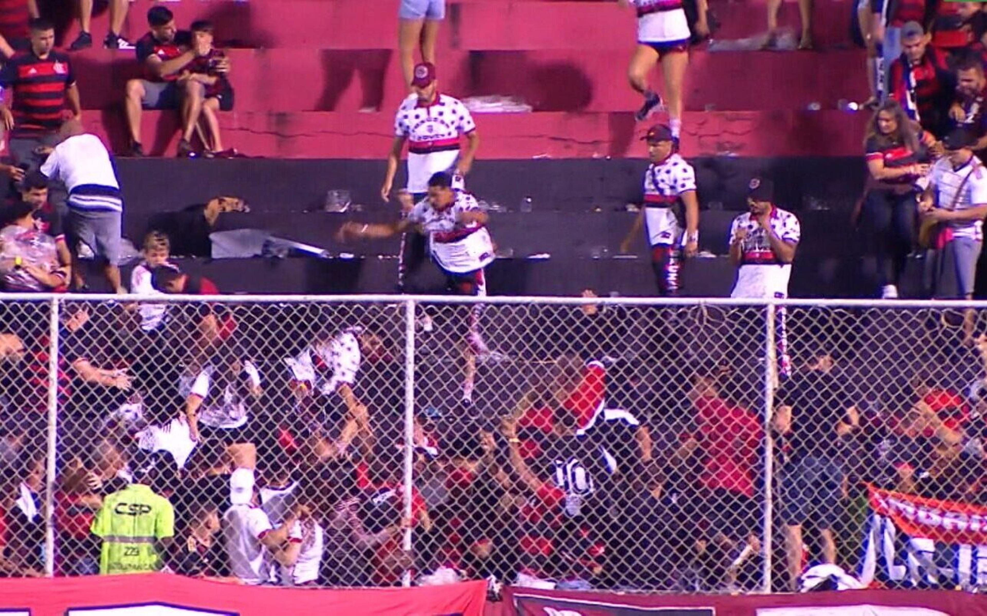 Torcedores do Flamengo brigam entre si durante partida contra o Vitória no Brasileirão