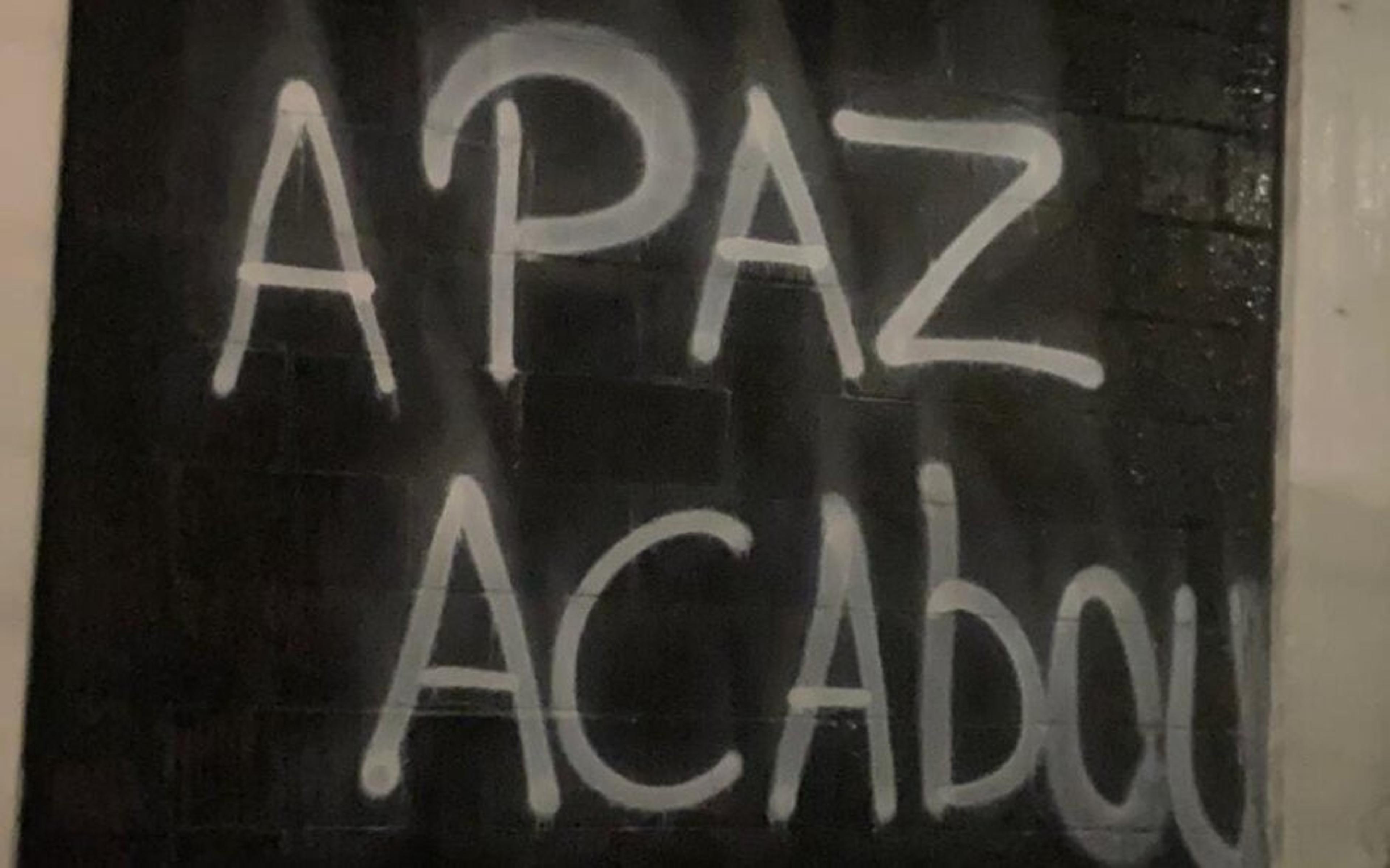 Sedes sociais do Corinthians são pichadas com ameaças: ‘Bater na cara de torcedor é fácil’