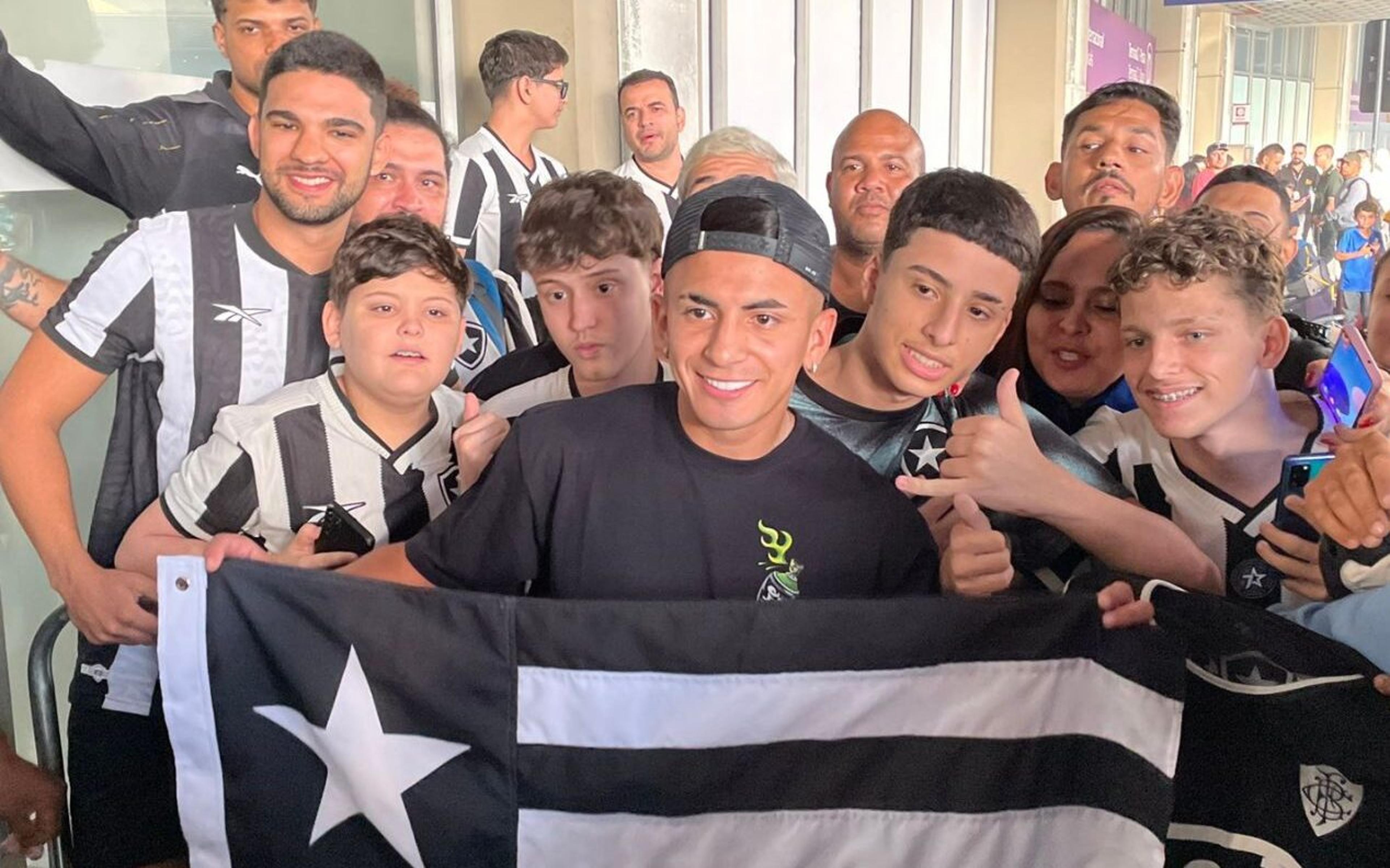 Thiago Almada chega ao Rio de Janeiro para assinar com o Botafogo; veja mais