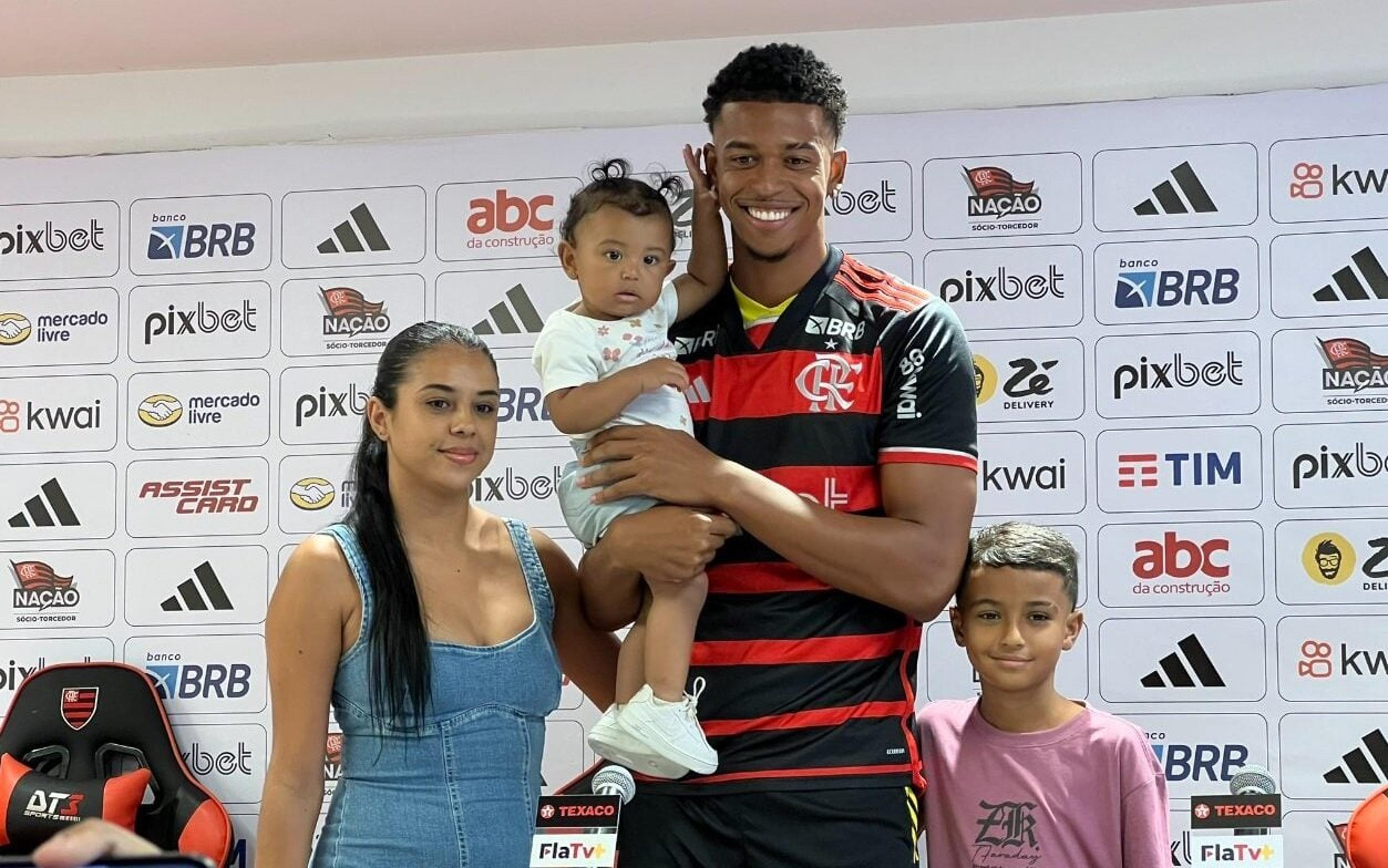 Fofura! Filha de Carlinhos se emociona com o pai em Flamengo x Atlético-MG; assista