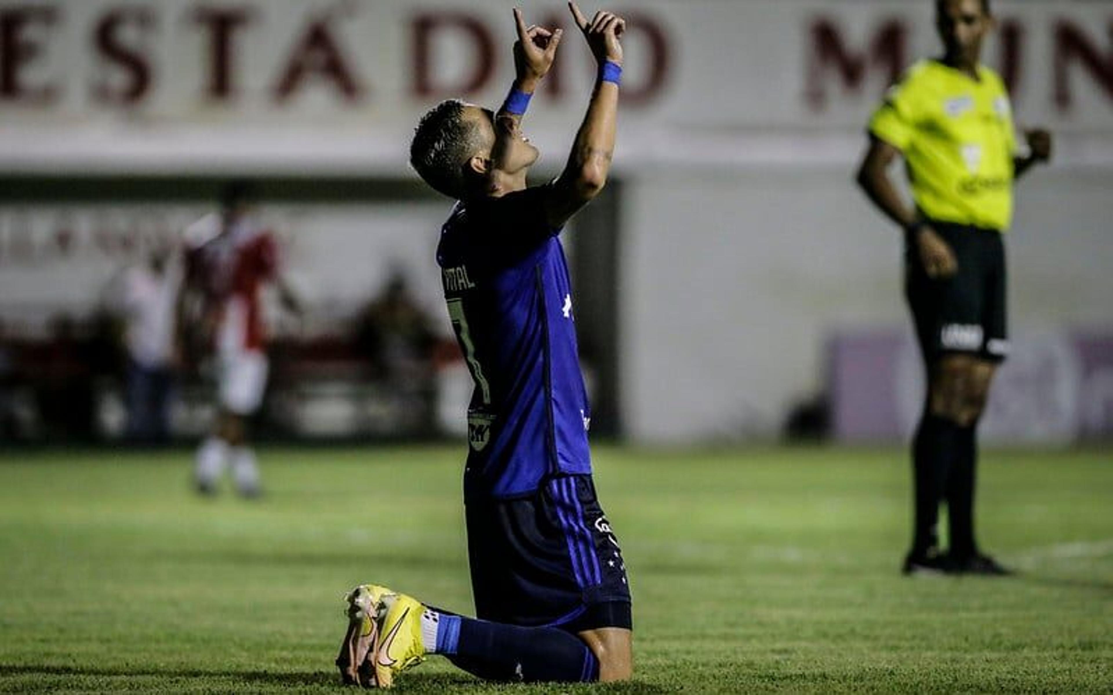 Mateus Vital comemora sequência de vitórias do Cruzeiro e projeta grupo mais forte