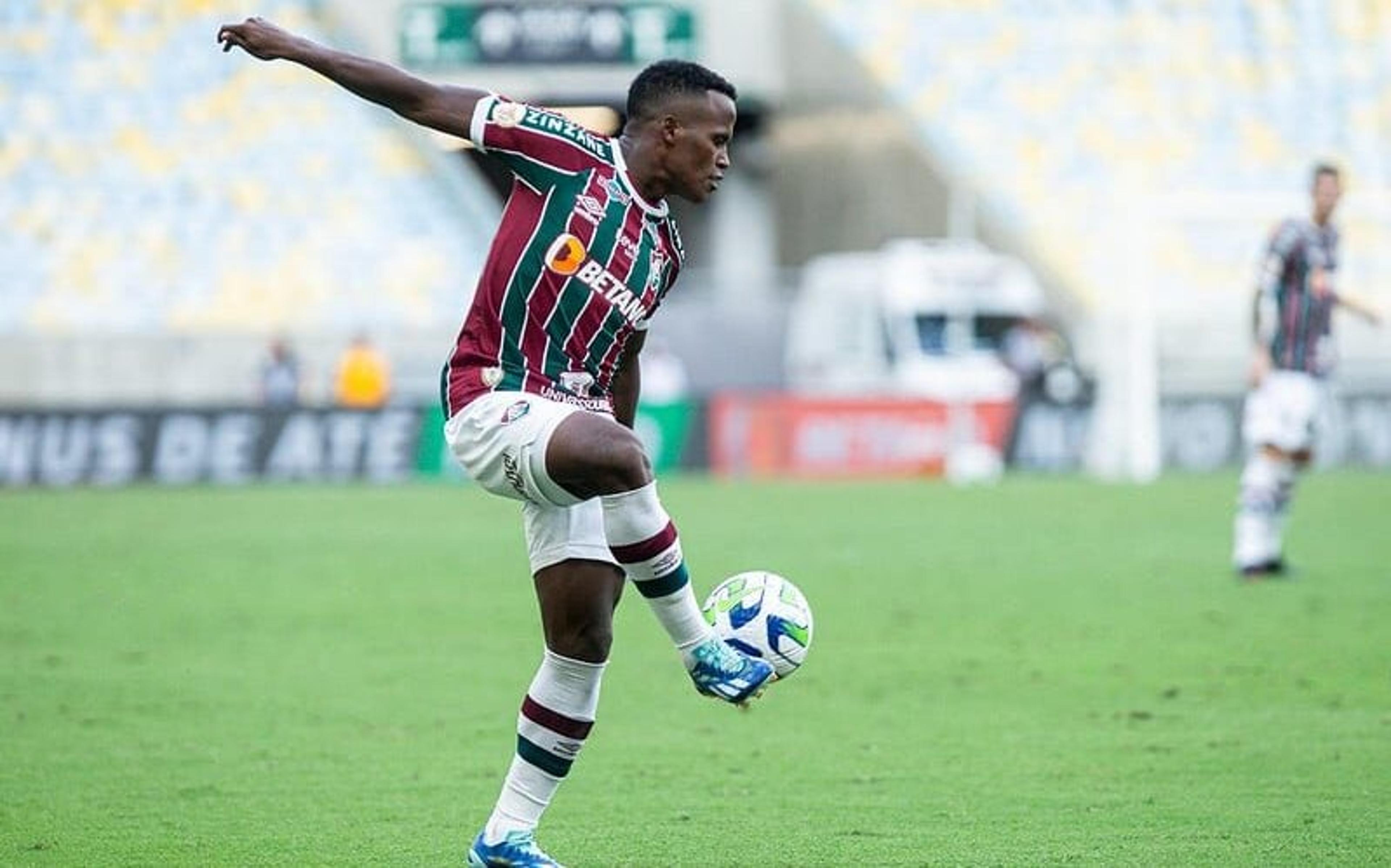 Herói da vitória do Fluminense, Arias se irrita ao ser perguntado sobre saída: ‘Chega’