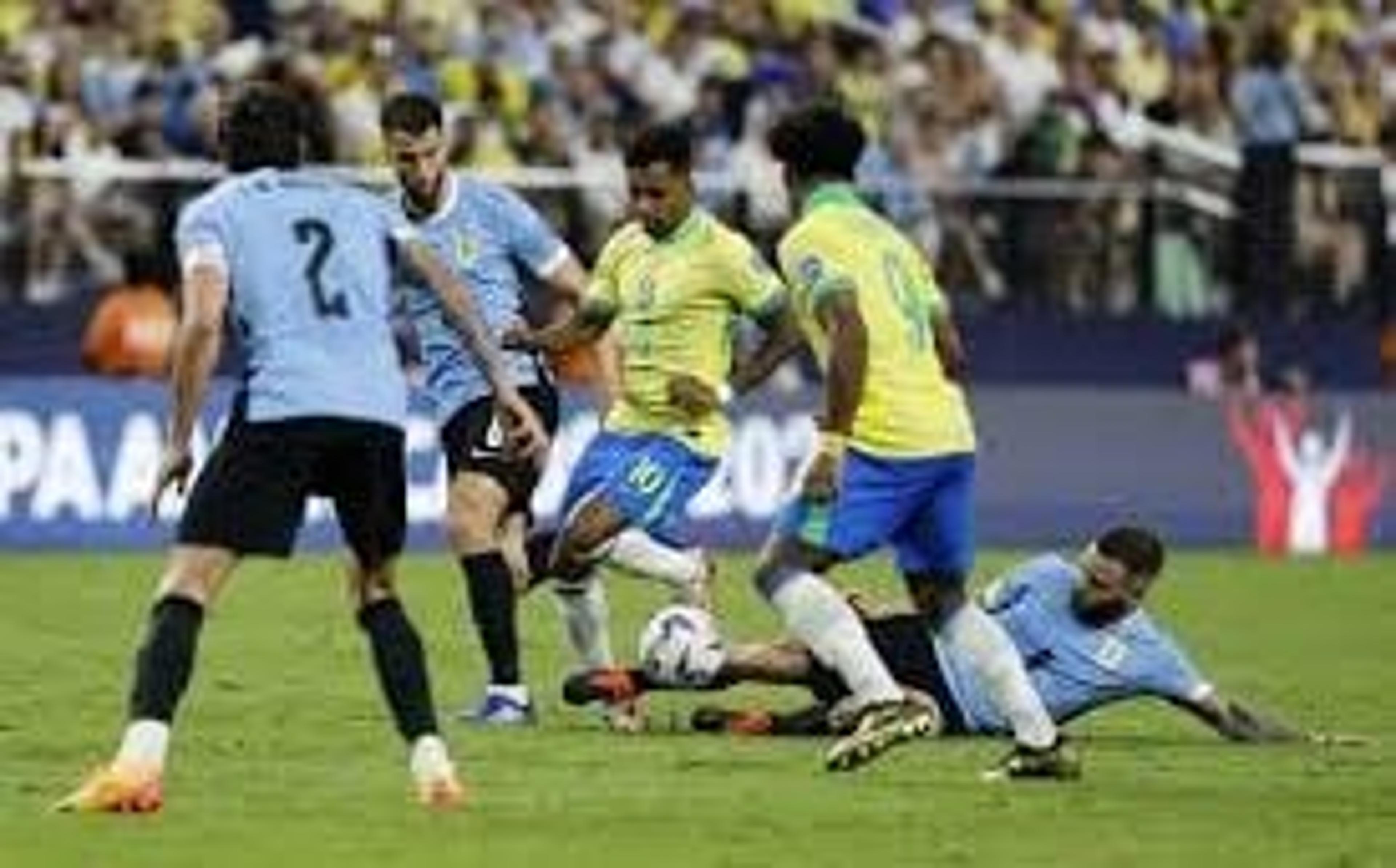 Entrada violenta de Nández sobre Rodrygo em Brasil x Uruguai viraliza; veja