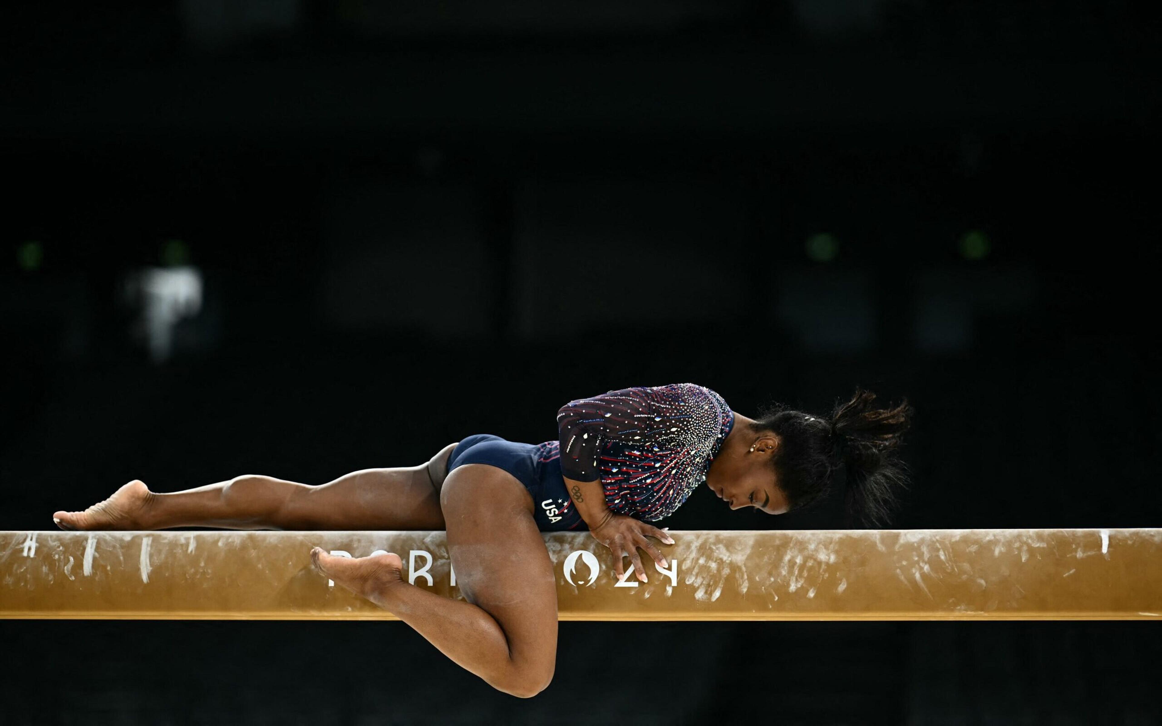 Simone Biles cai na ginástica, e brasileiros enlouquecem nas redes sociais: ‘Ela não vem mais’