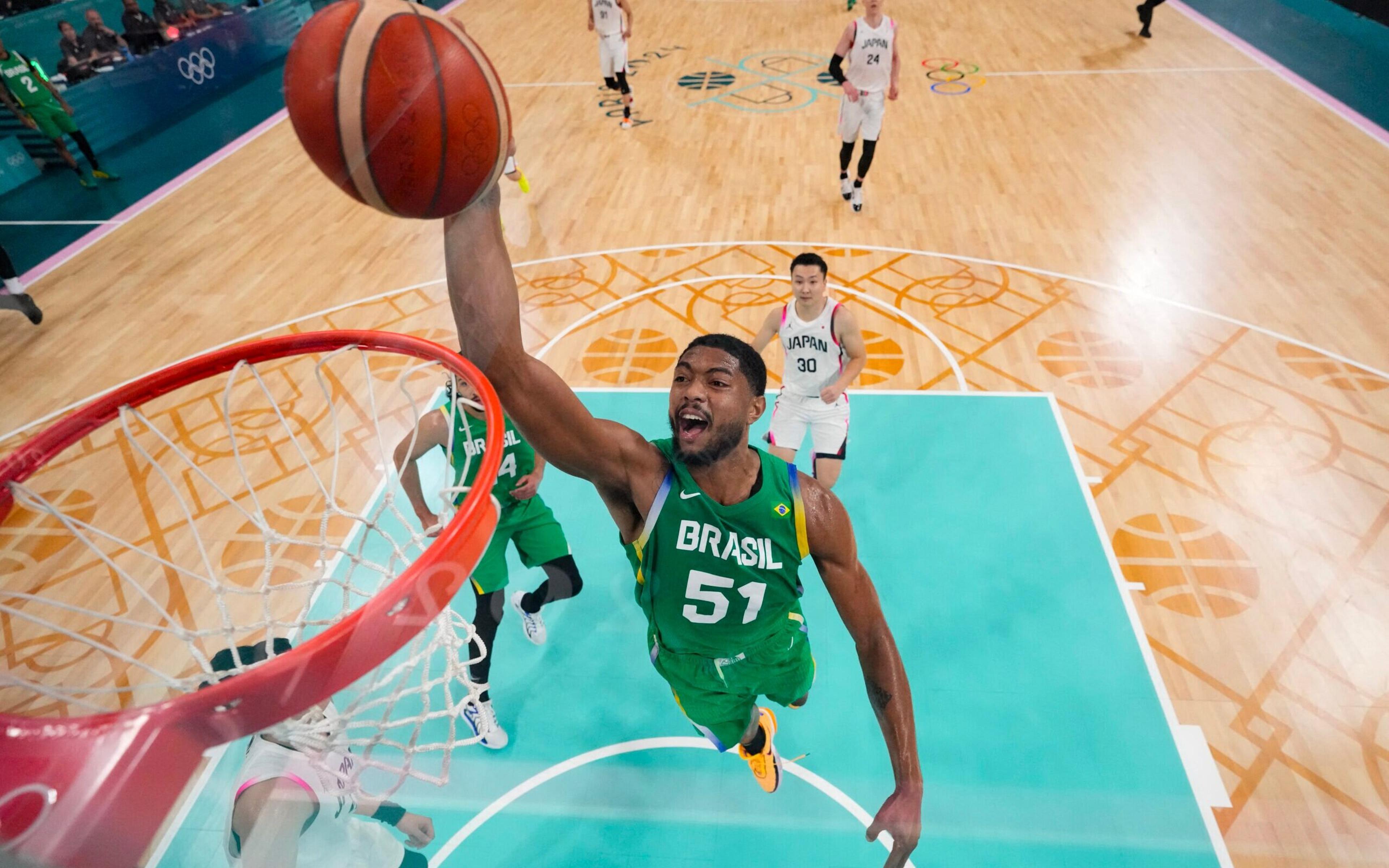 Torcedores vão à loucura com herói do Brasil contra o Japão no basquete das Olimpíadas: ‘Meu avô viu Pelé, eu vi Caboclo’