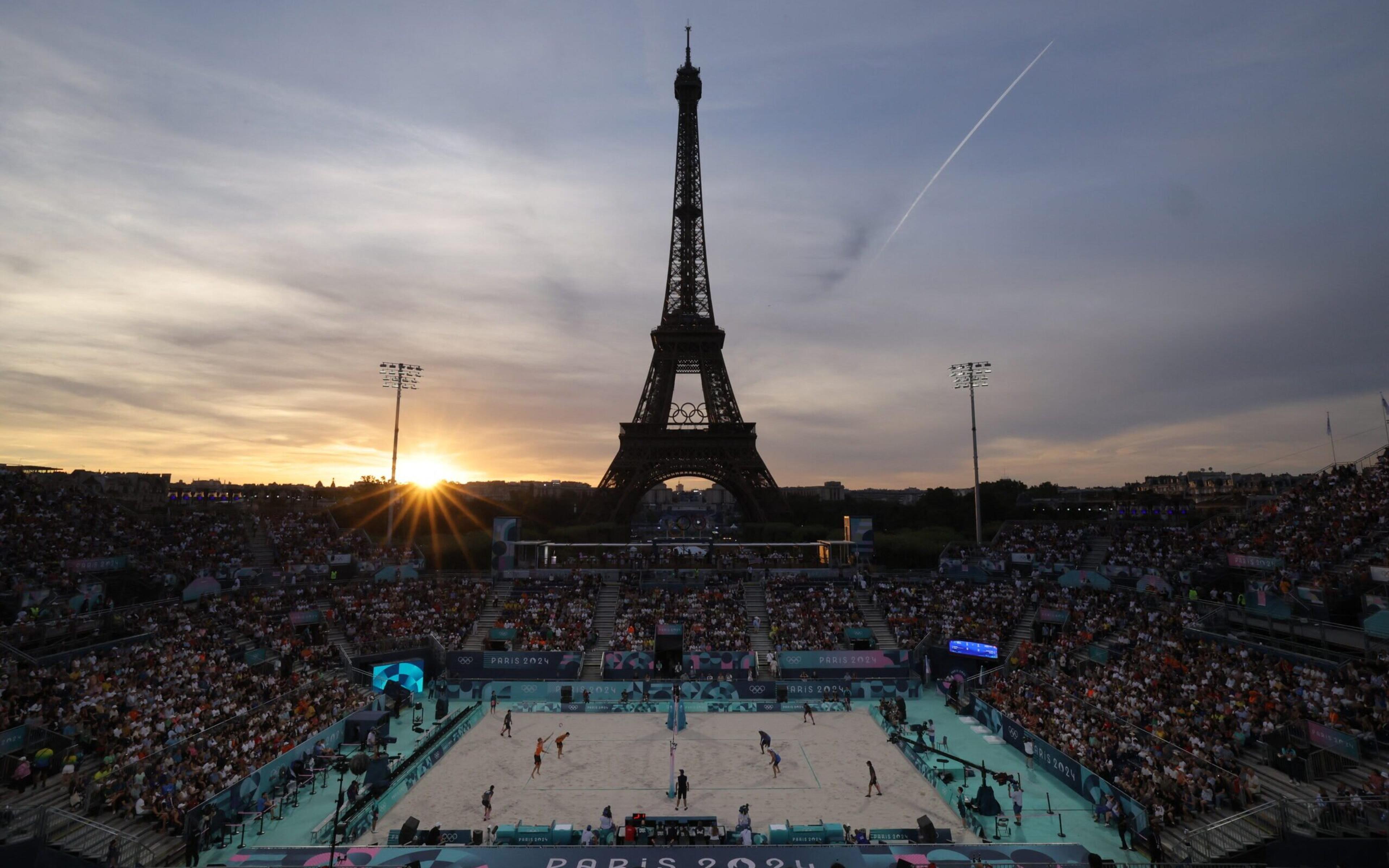 Copacabana ou Paris? Brasileiros na França elegem melhor arena do vôlei de praia